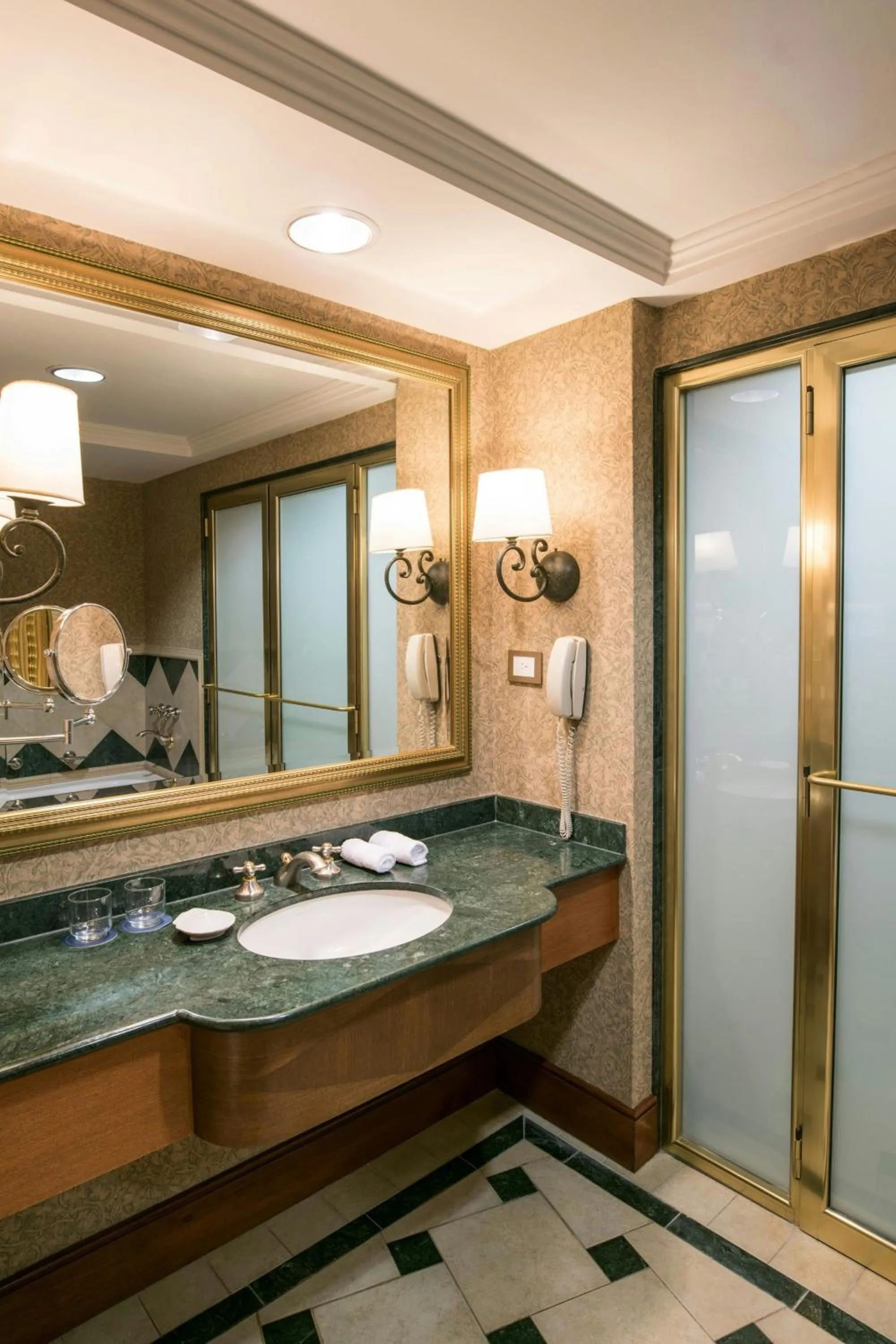 Bathroom in Sheraton Pilar Hotel & Convention Center