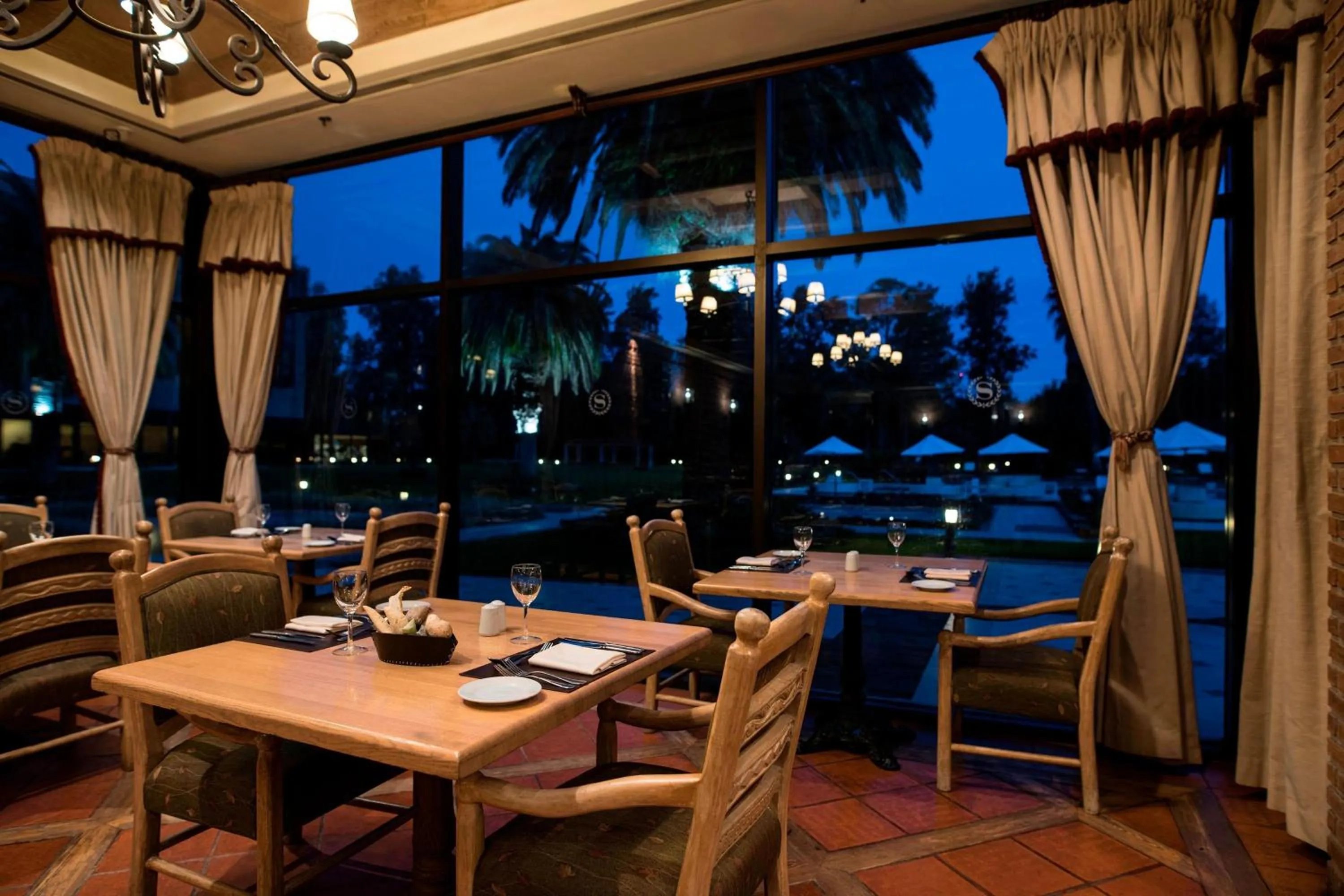 Restaurant/places to eat in Sheraton Pilar Hotel & Convention Center