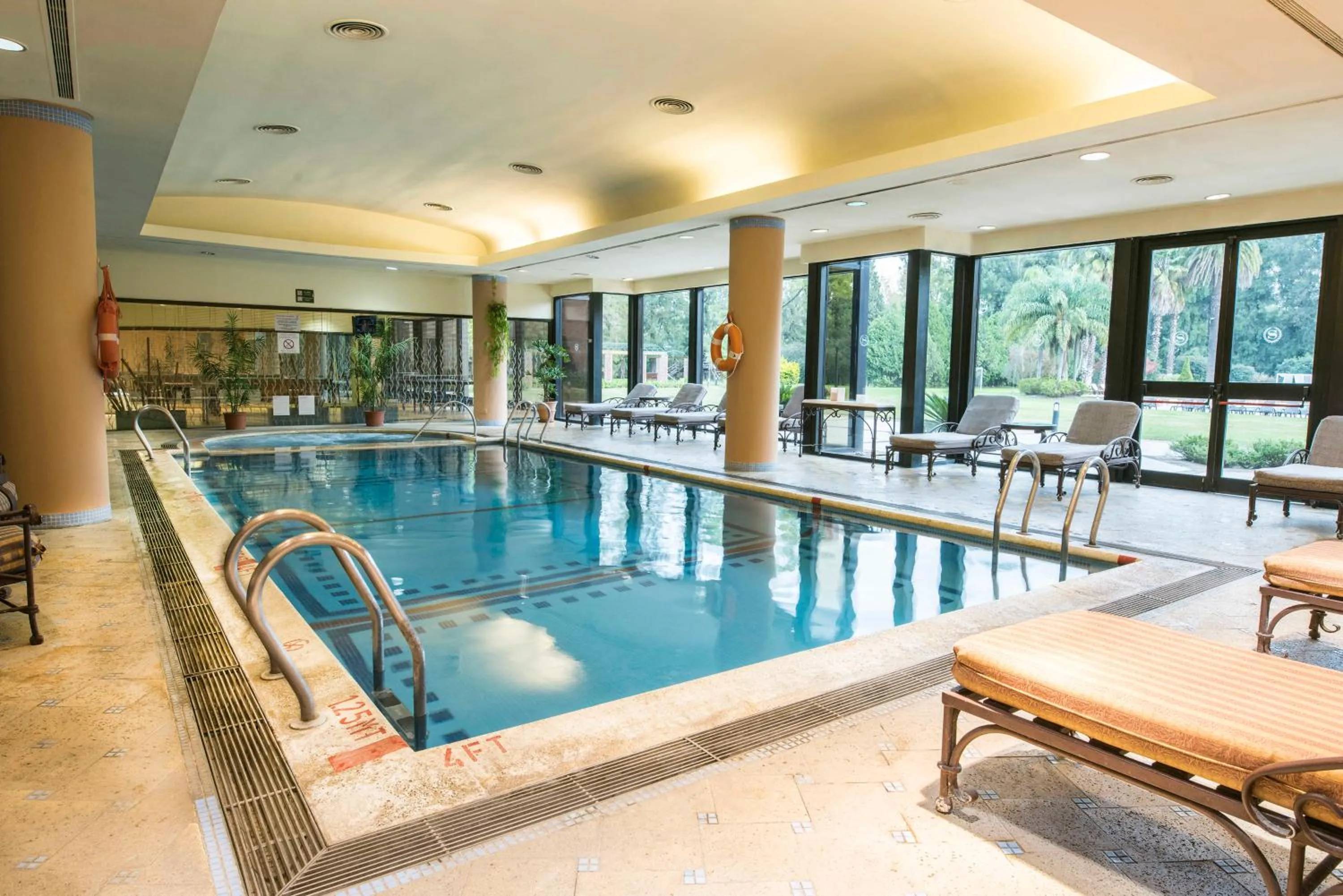 Swimming pool in Sheraton Pilar Hotel & Convention Center