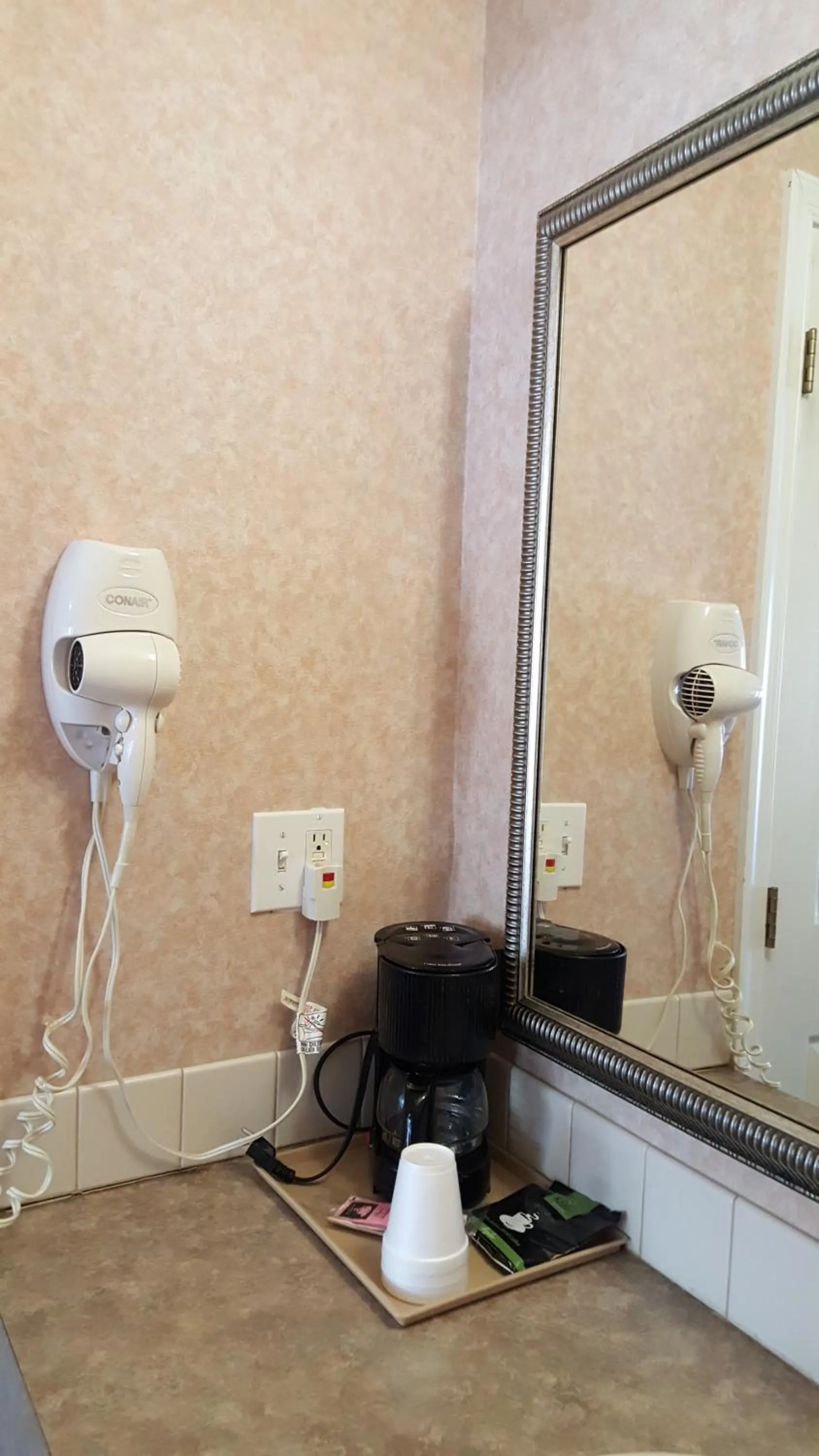 Coffee/tea facilities in Atrium Inn & Suites