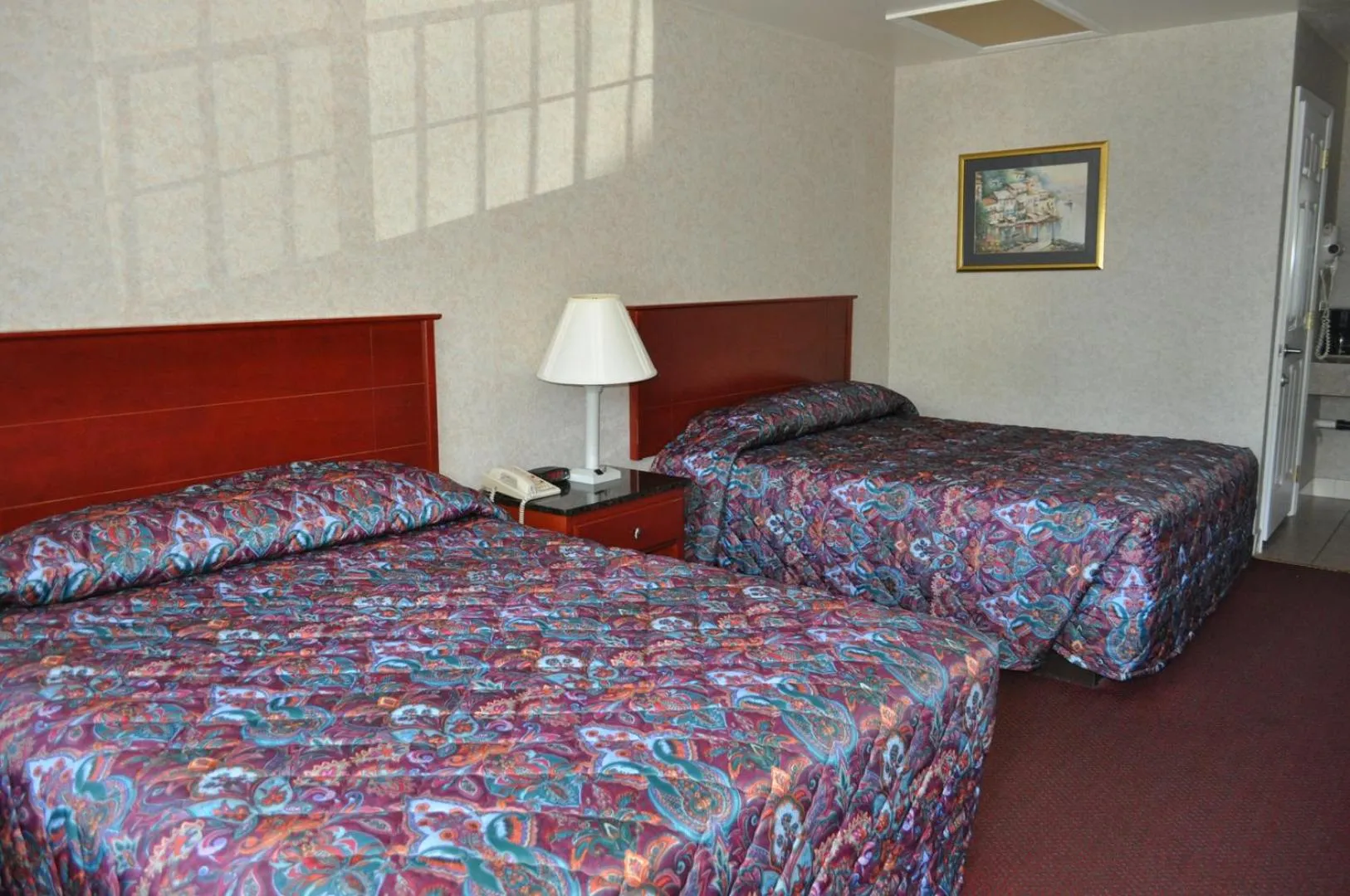 Bed in Atrium Inn & Suites
