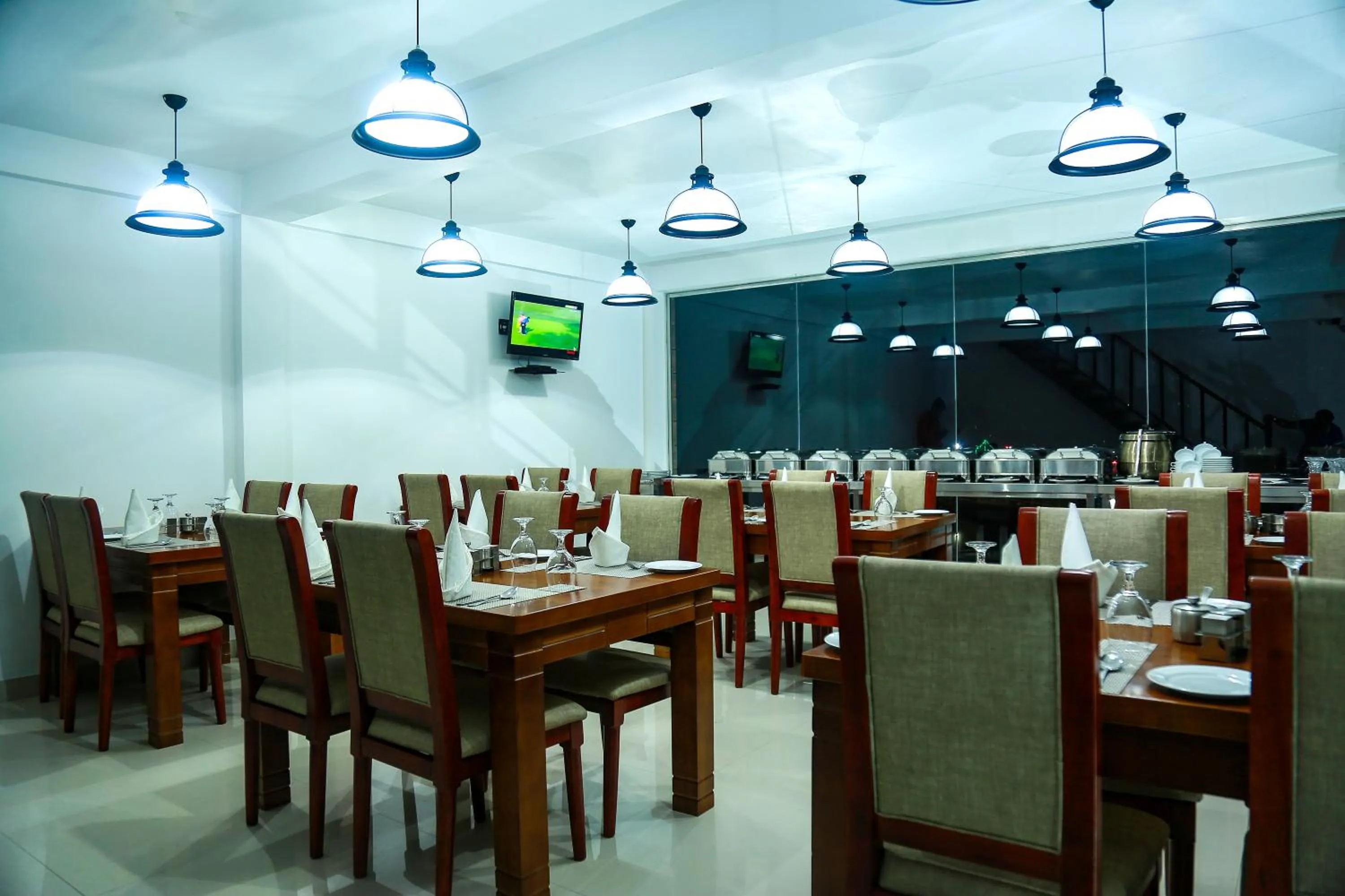 Restaurant/places to eat in Royal Lake Hotel