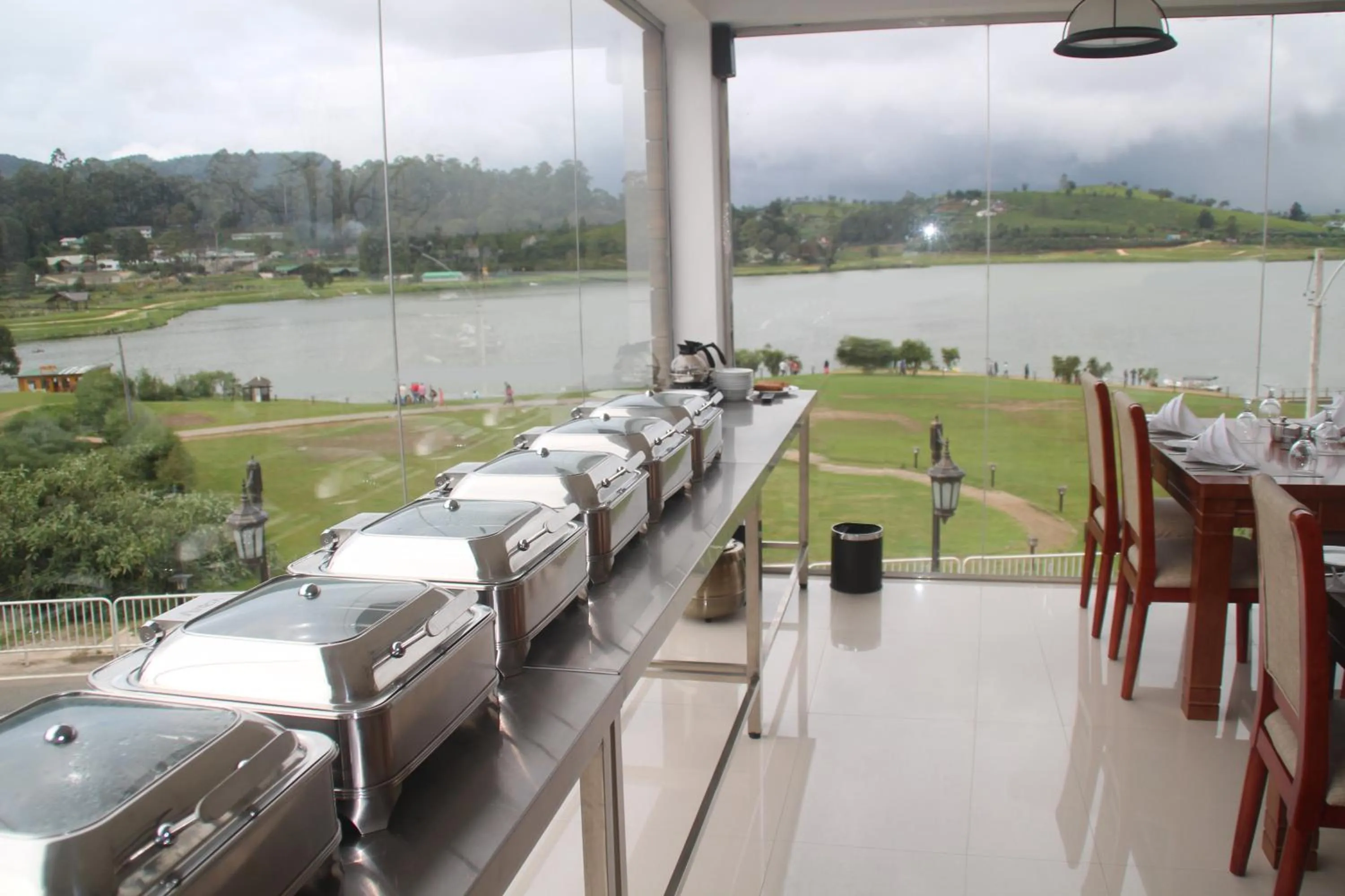 Restaurant/places to eat in Royal Lake Hotel