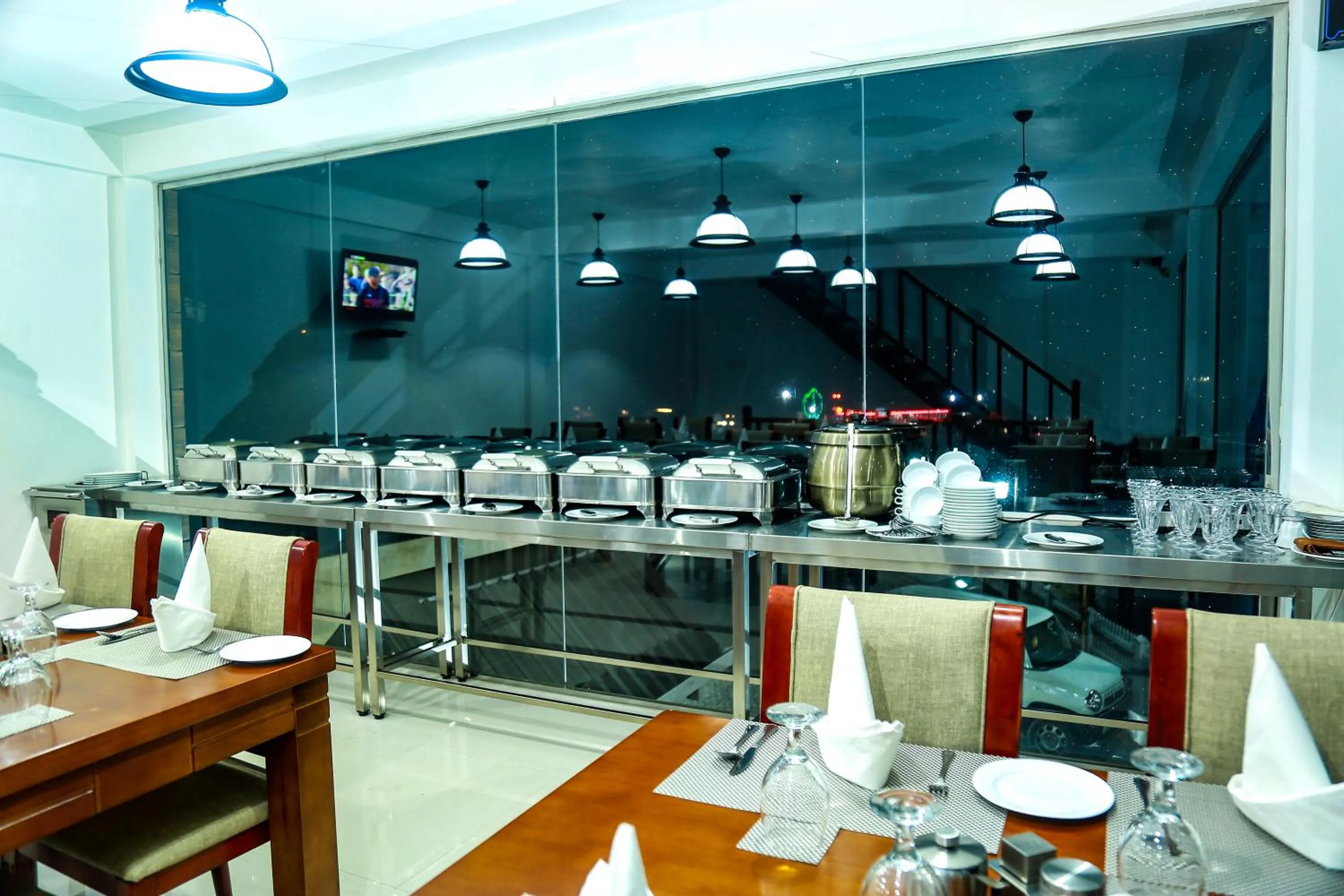 Restaurant/places to eat in Royal Lake Hotel