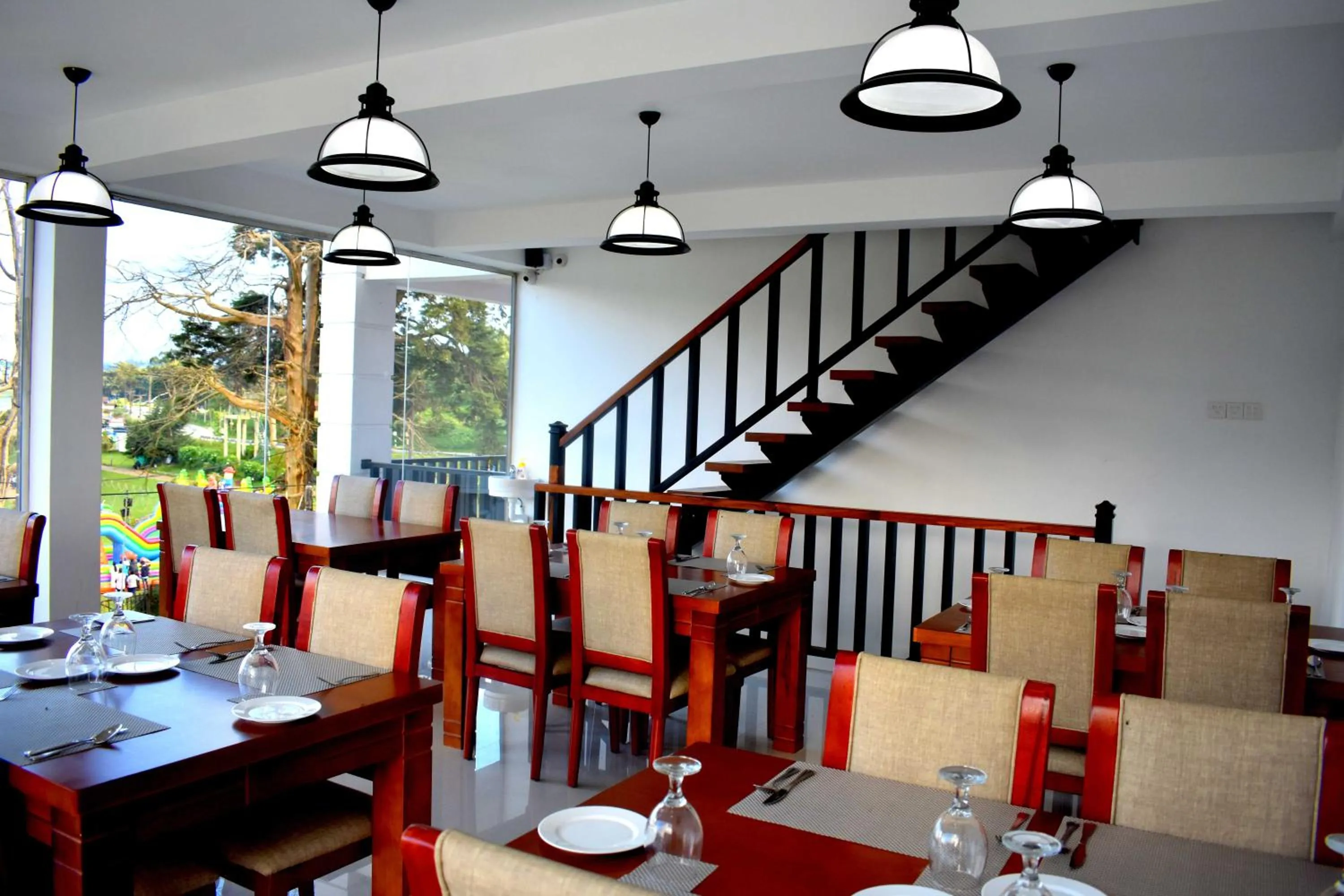 Restaurant/places to eat in Royal Lake Hotel