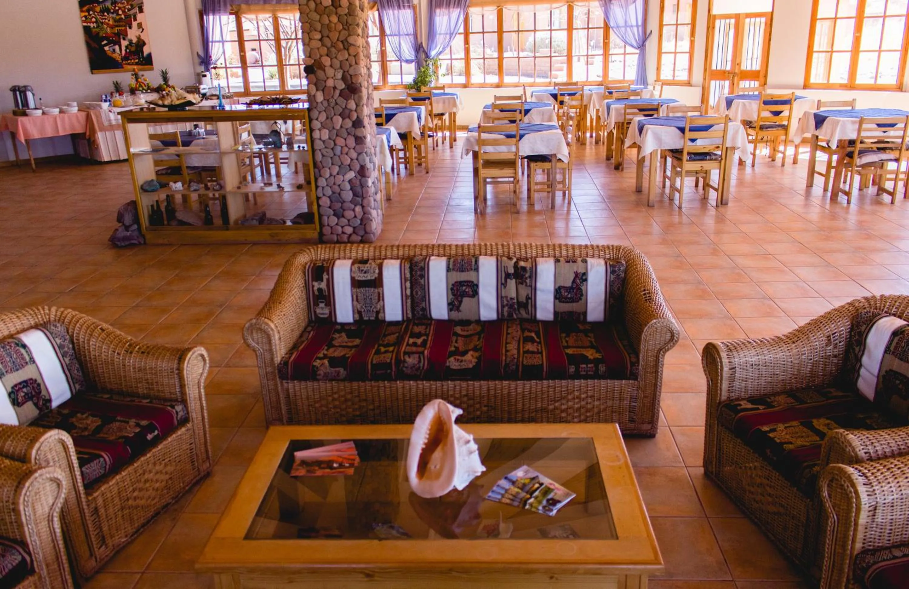 Communal lounge/ TV room in Hotel Iorana Tolache