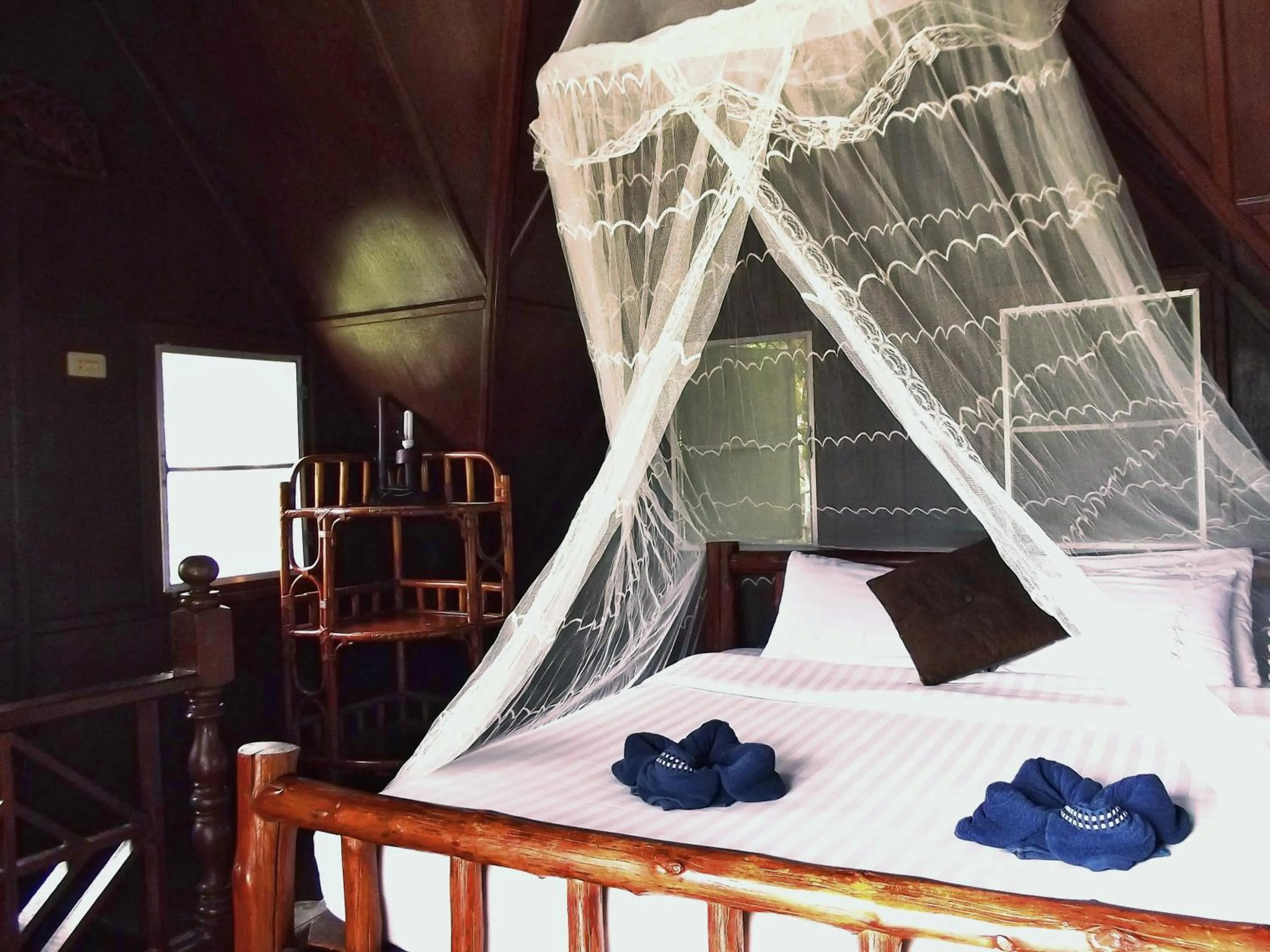 Photo of the whole room, Bed in Koh Tao Royal Resort