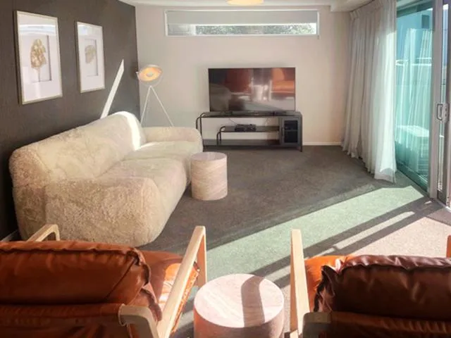 Navigate Seaside Hotel & Apartments