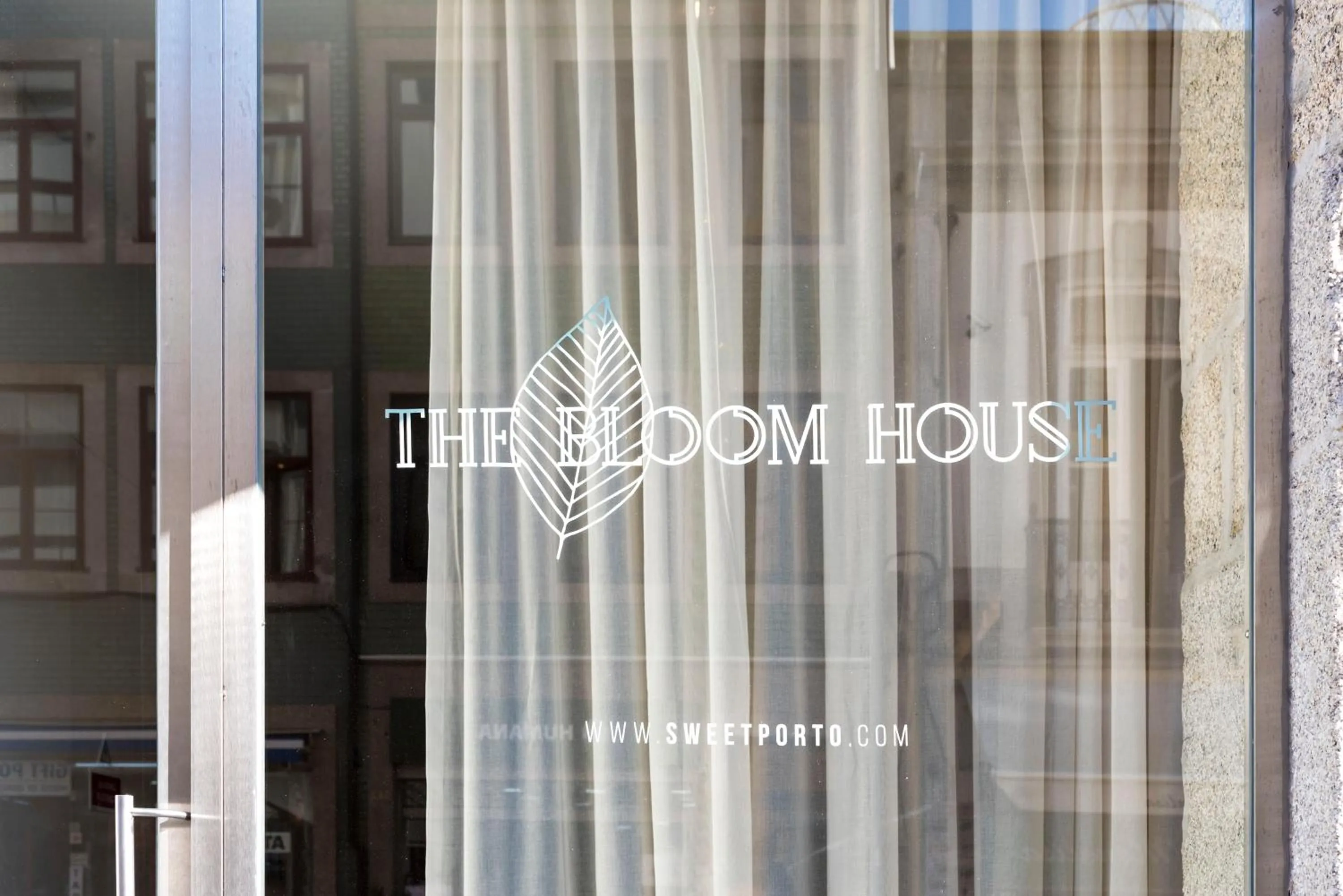 Facade/entrance in Bloom House by Sweet Porto