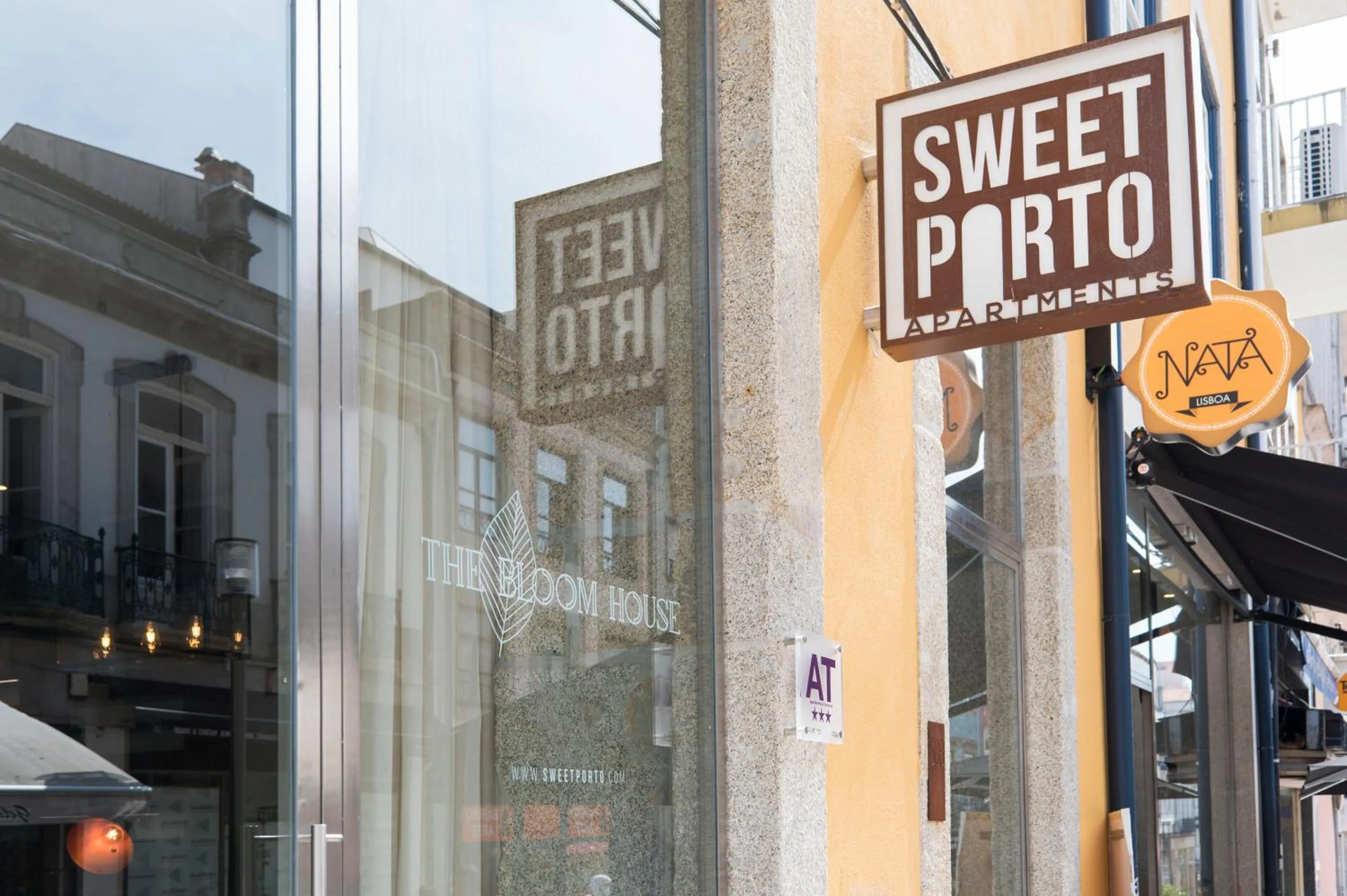 Facade/entrance in Bloom House by Sweet Porto