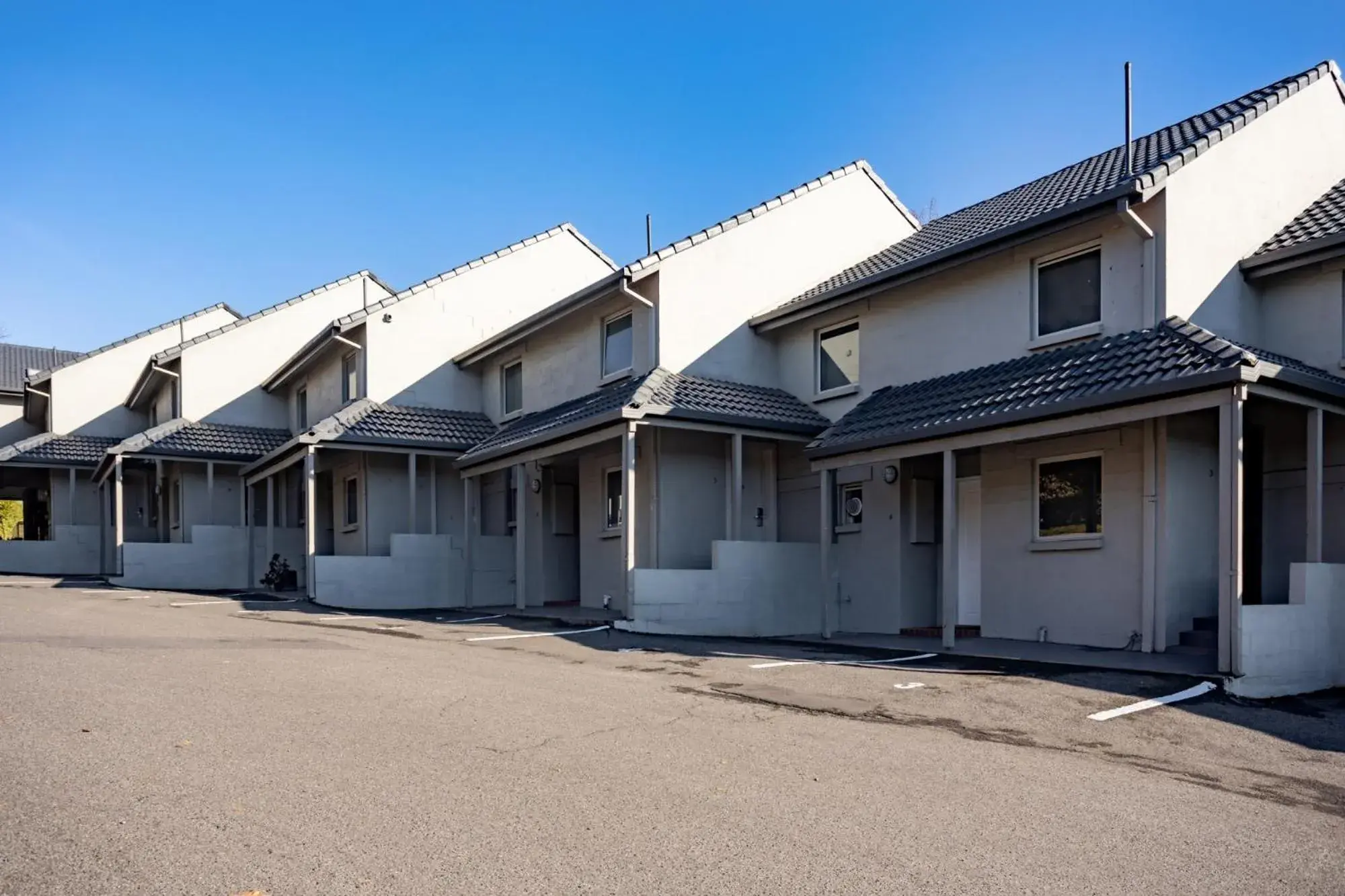 Two-Bedroom Apartment Upstairs (Internal Staircase) includes Free Parking and Wifi in Elphin Serviced Apartments Two-Bedroom Apartment Upstairs (Internal Staircase) includes Free Parking and Wifi in Elphin Serviced Apartments