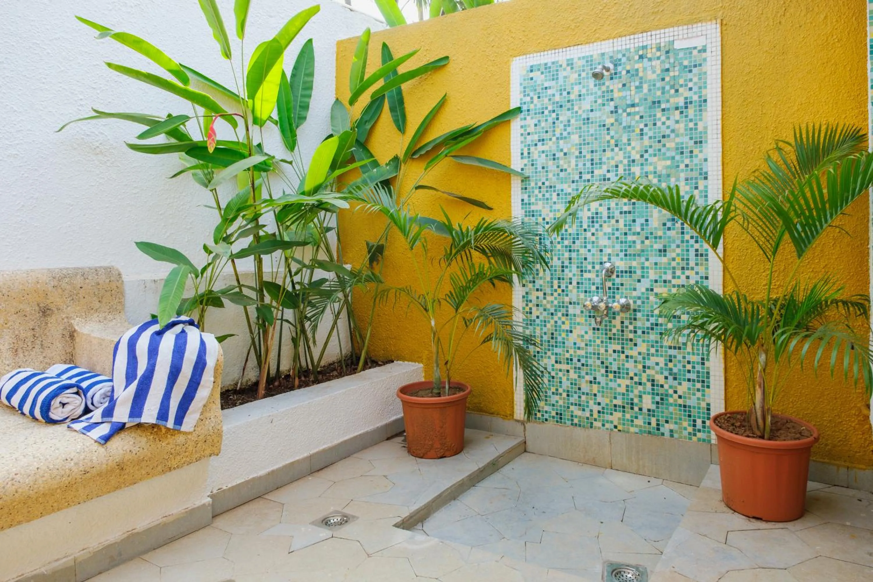 Shower in Granpa's Inn Hotel Bougainvillea
