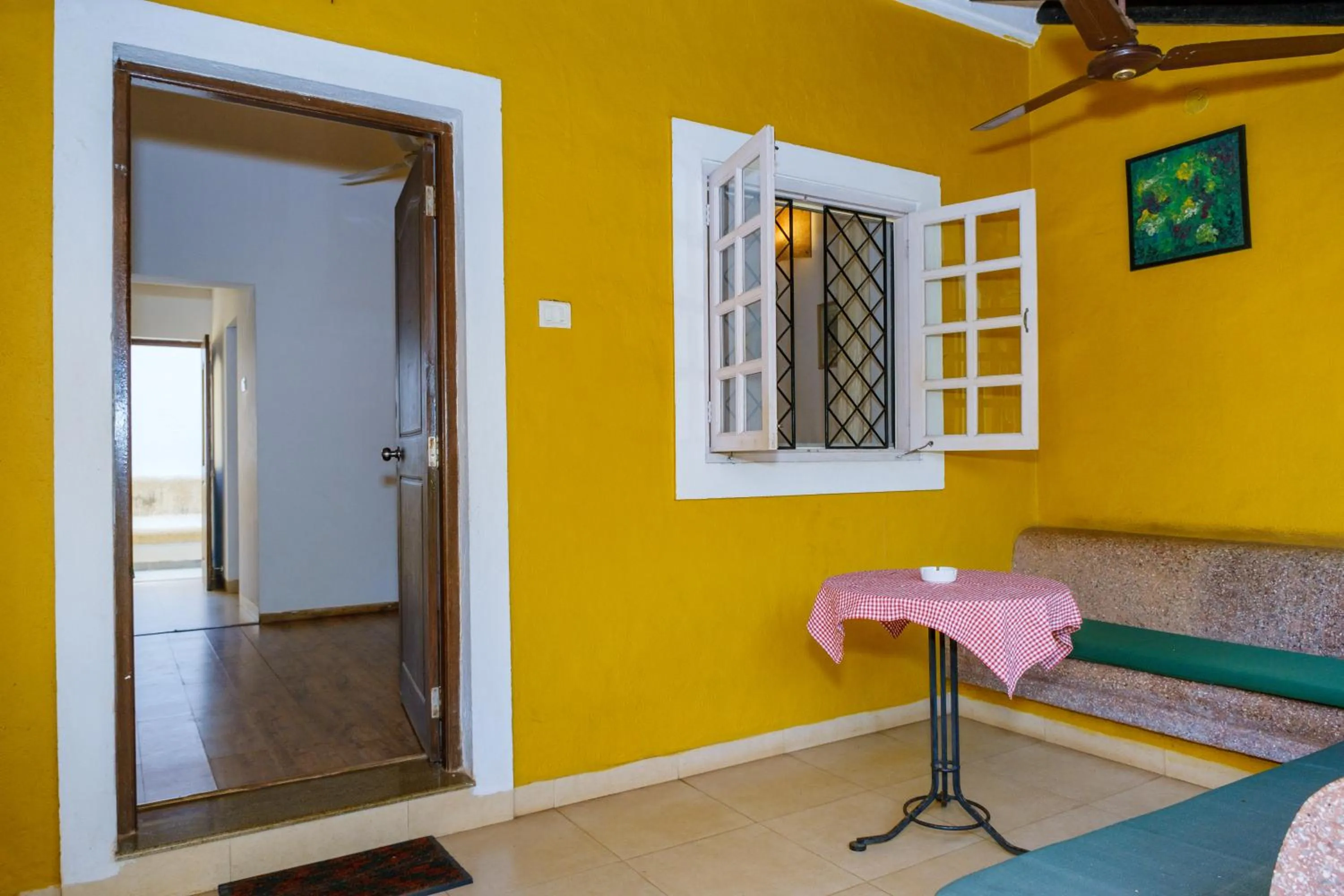 TV and multimedia in Granpa's Inn Hotel Bougainvillea