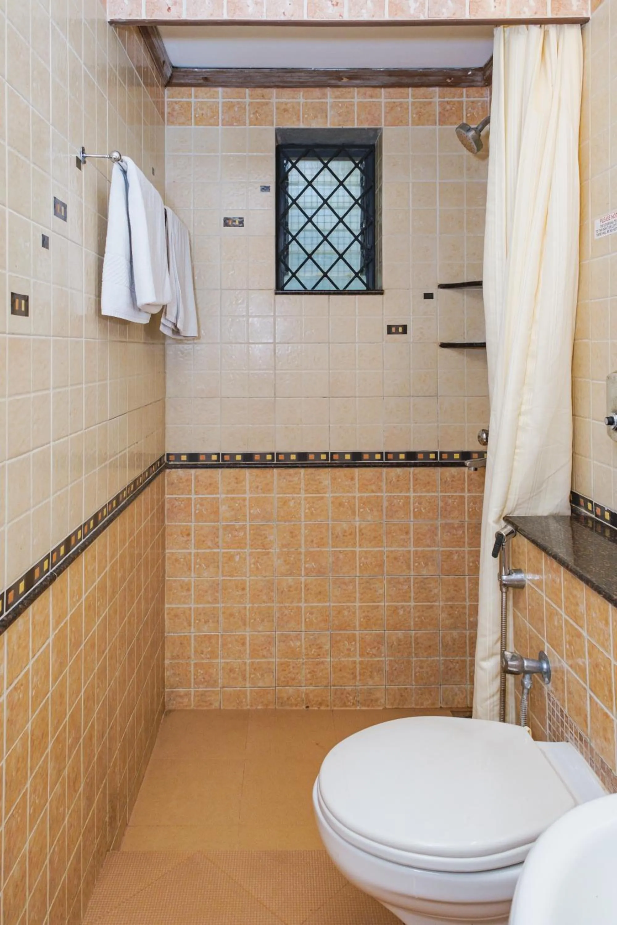 Shower in Granpa's Inn Hotel Bougainvillea