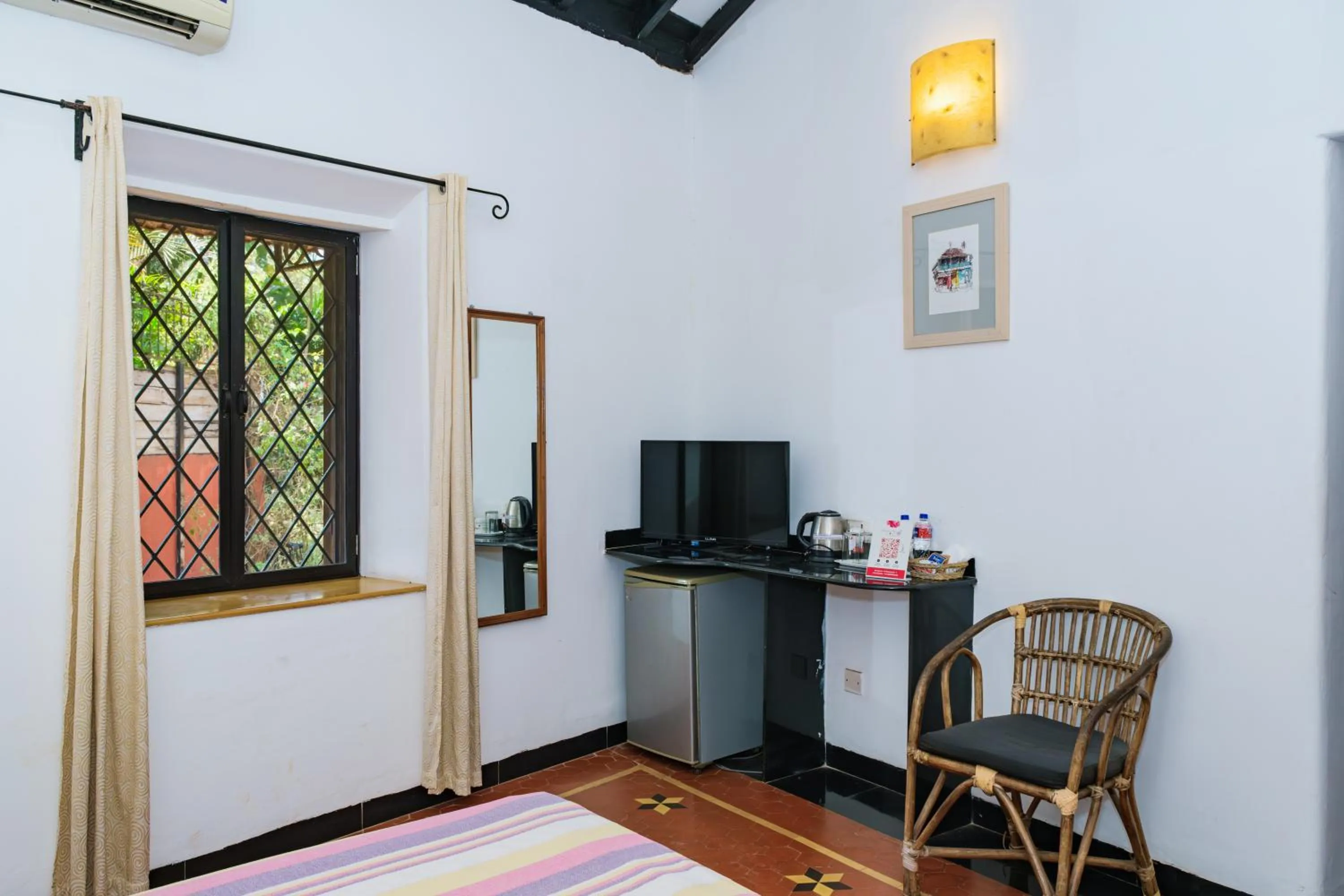 TV and multimedia in Granpa's Inn Hotel Bougainvillea