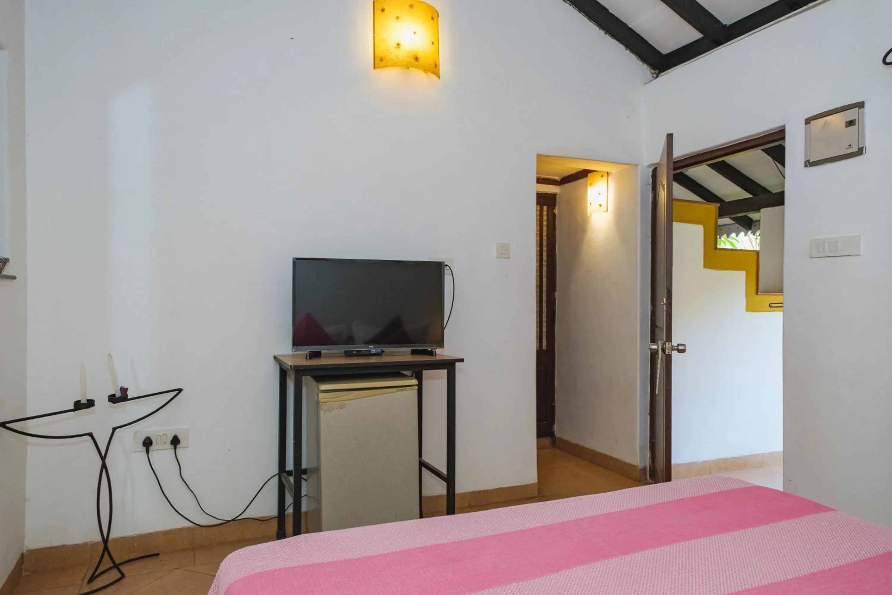 TV and multimedia, Bed in Granpa's Inn Hotel Bougainvillea