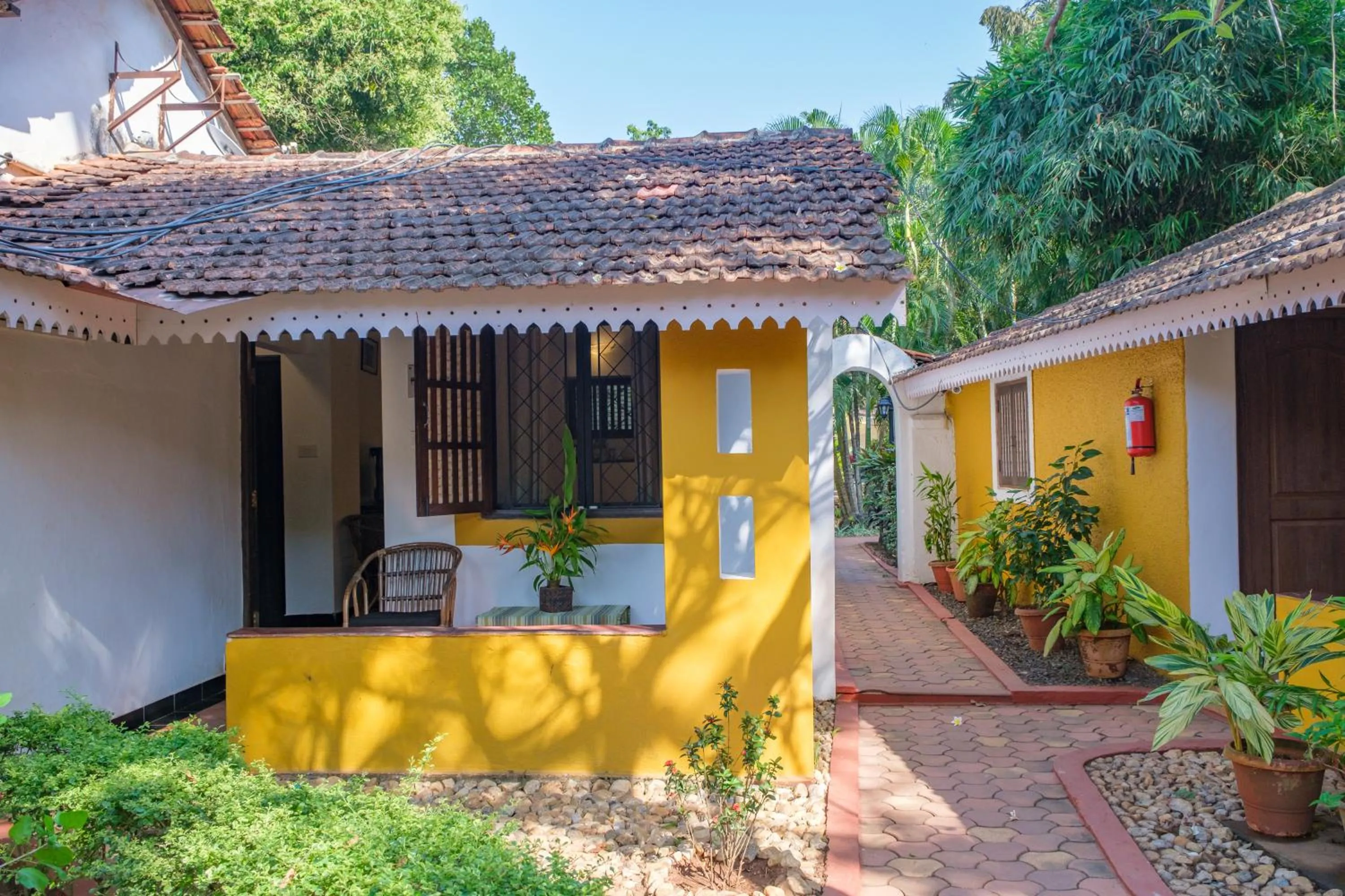 Day in Granpa's Inn Hotel Bougainvillea