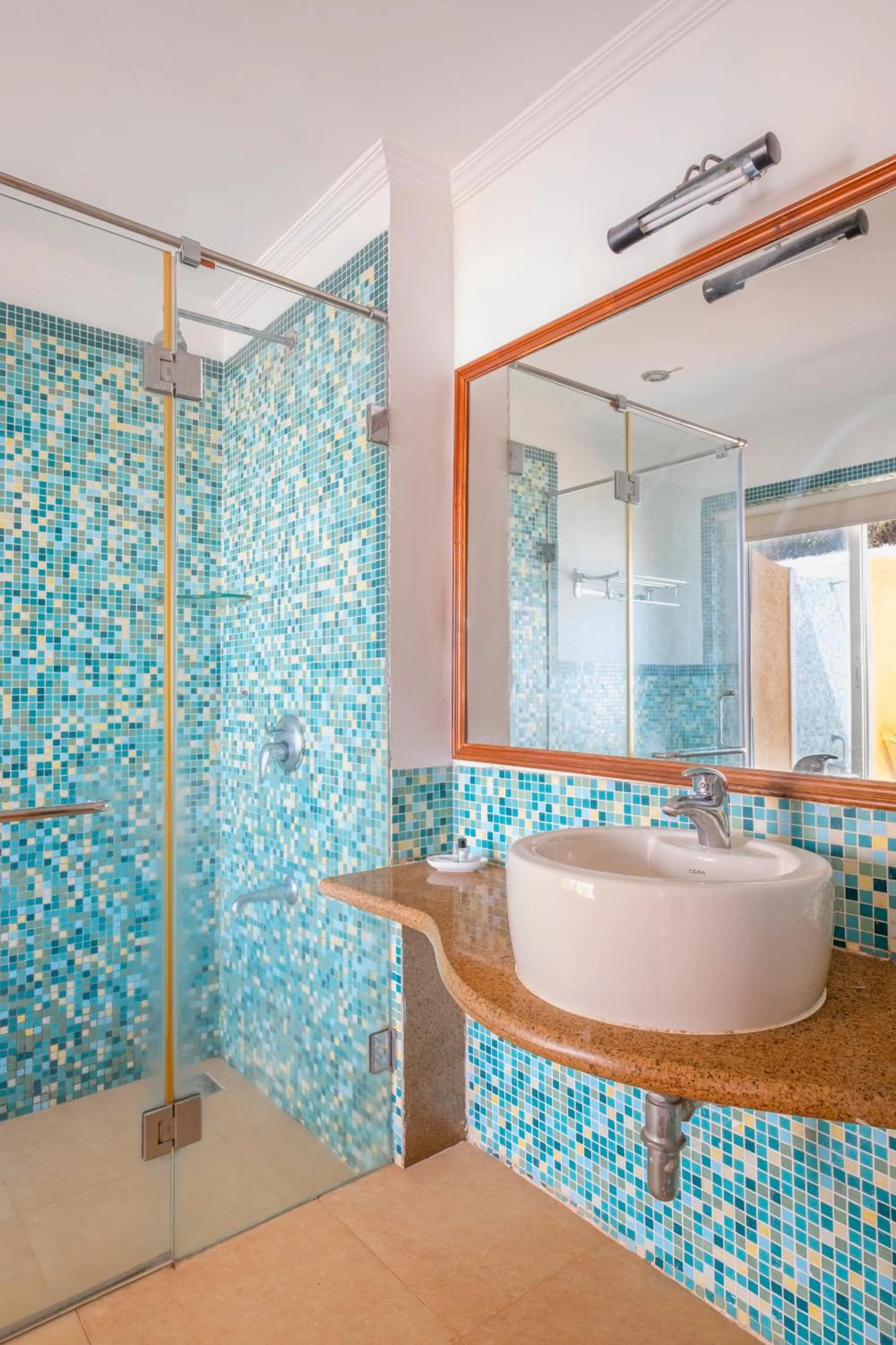 Shower in Granpa's Inn Hotel Bougainvillea