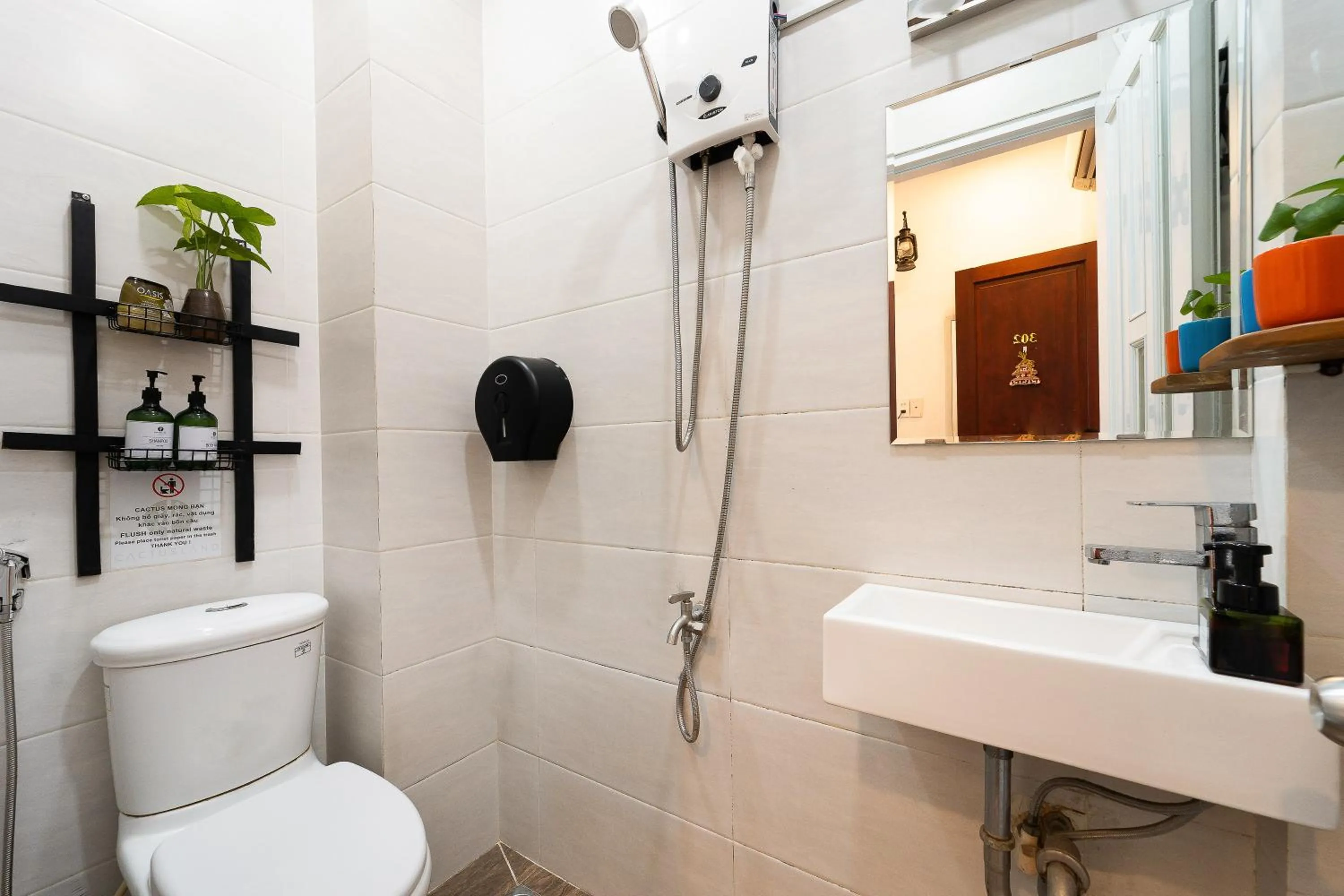 Shower in Cactusland Homestay - Tran Hung Dao