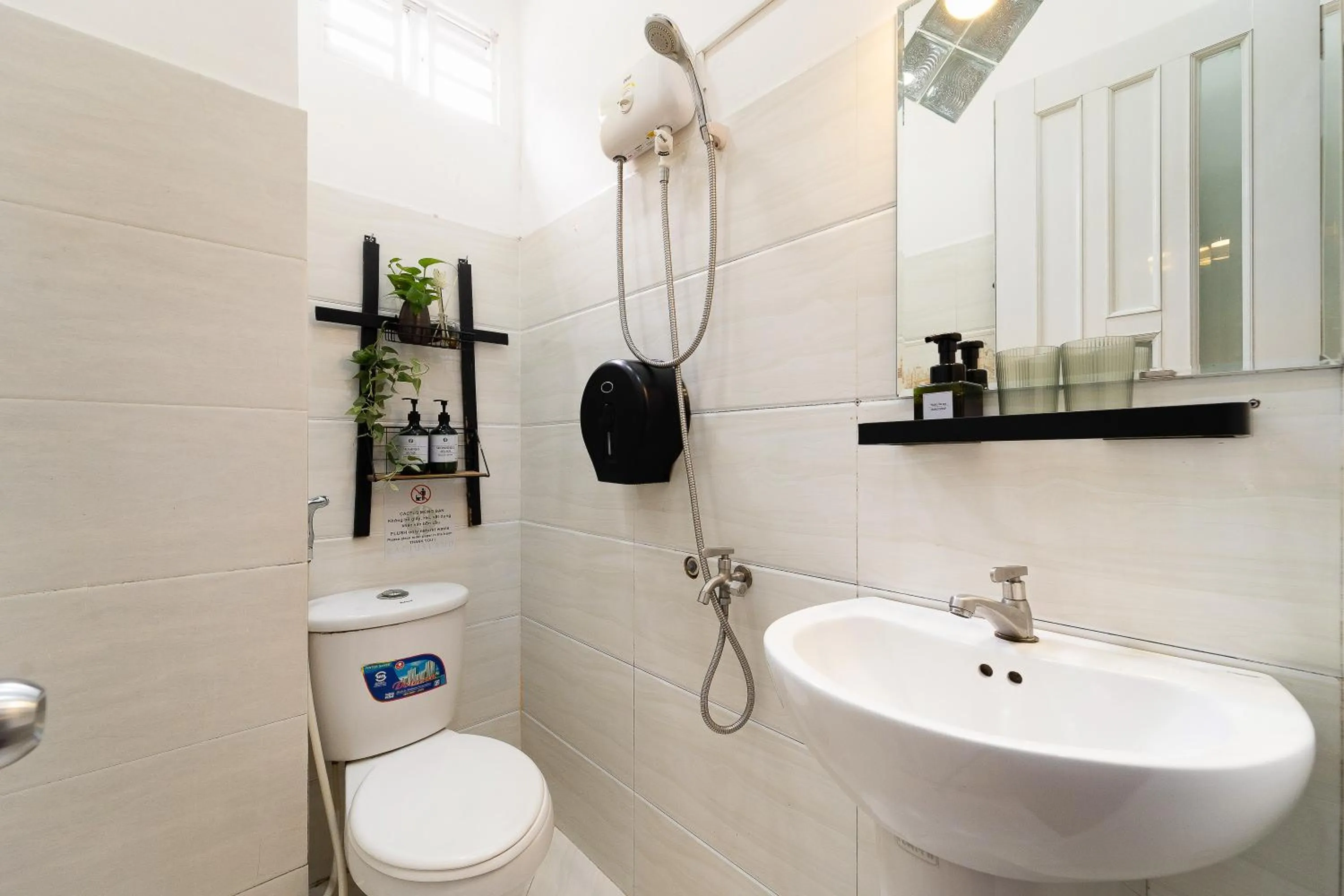 Shower in Cactusland Homestay - Tran Hung Dao