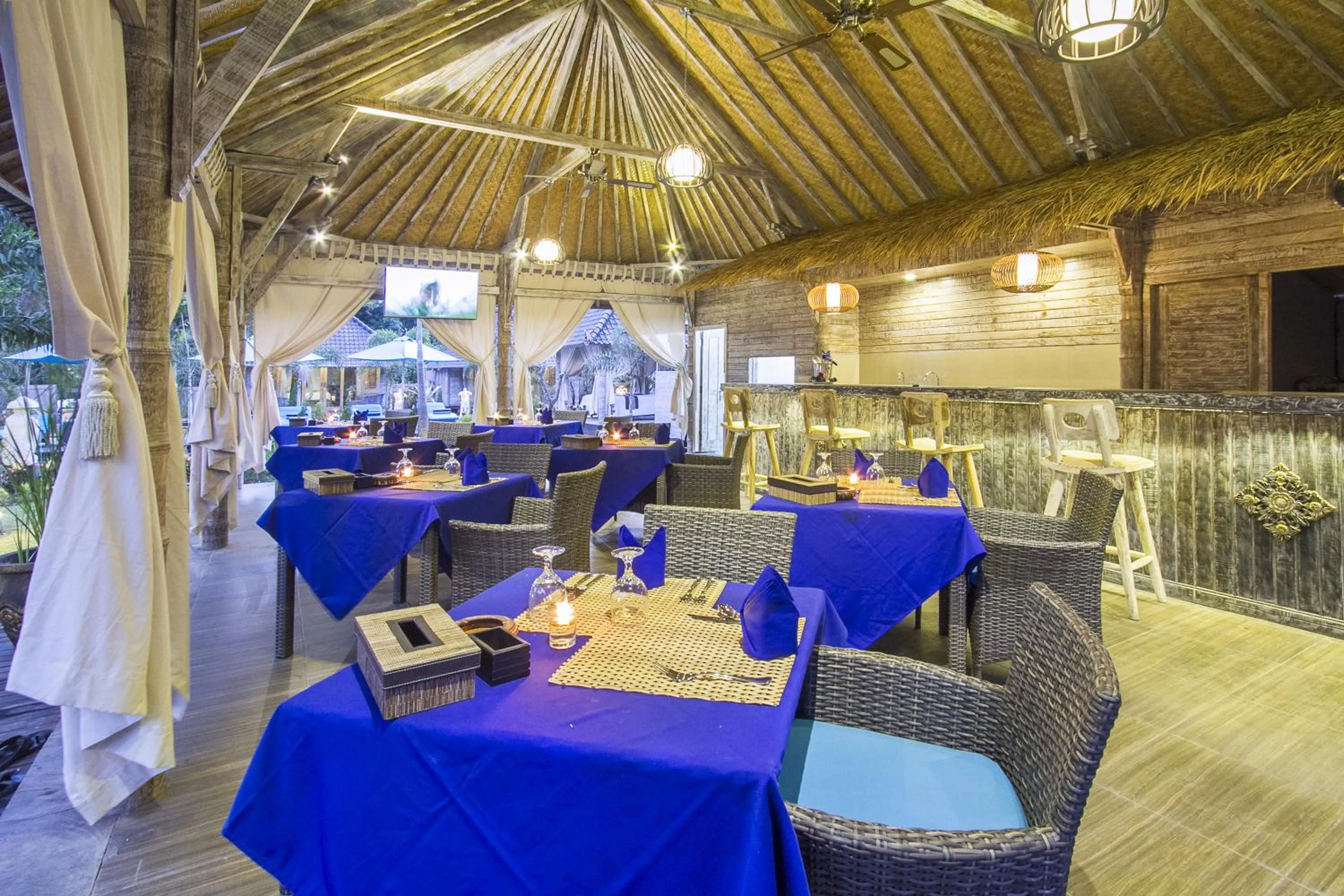 Restaurant/places to eat in The Palm Grove Villas