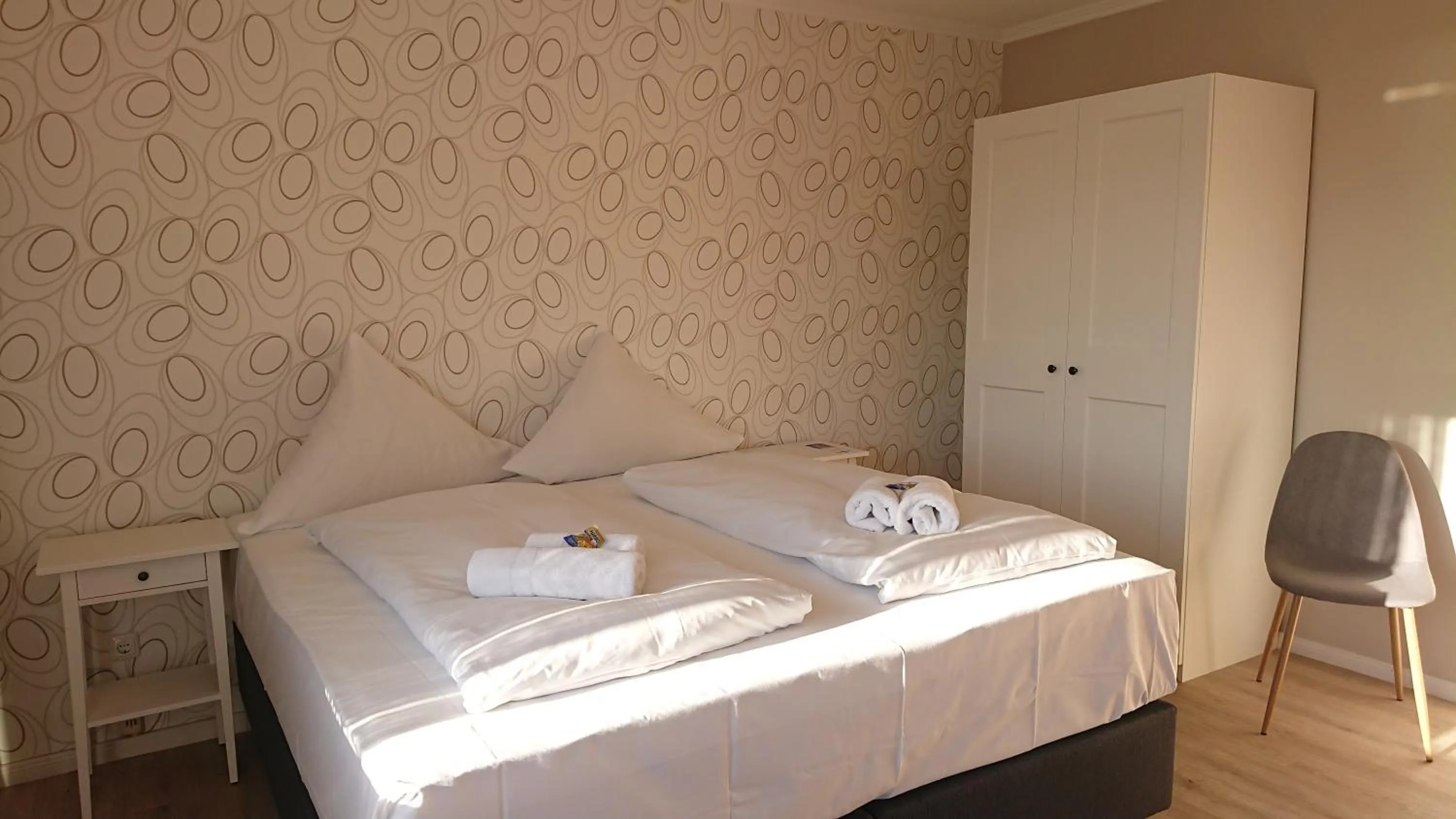 Photo of the whole room, Bed in Ostseehotel Kappeln by team SchleiFee
