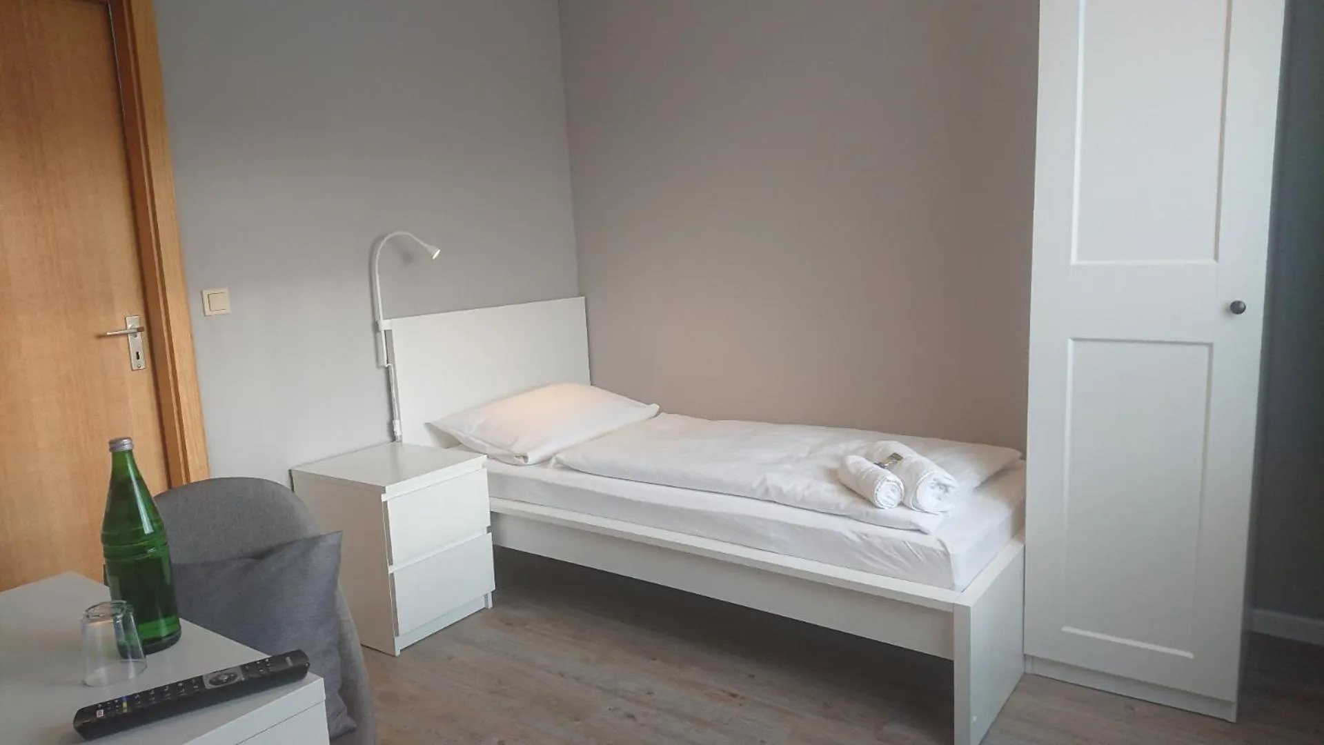 Photo of the whole room, Bed in Ostseehotel Kappeln by team SchleiFee