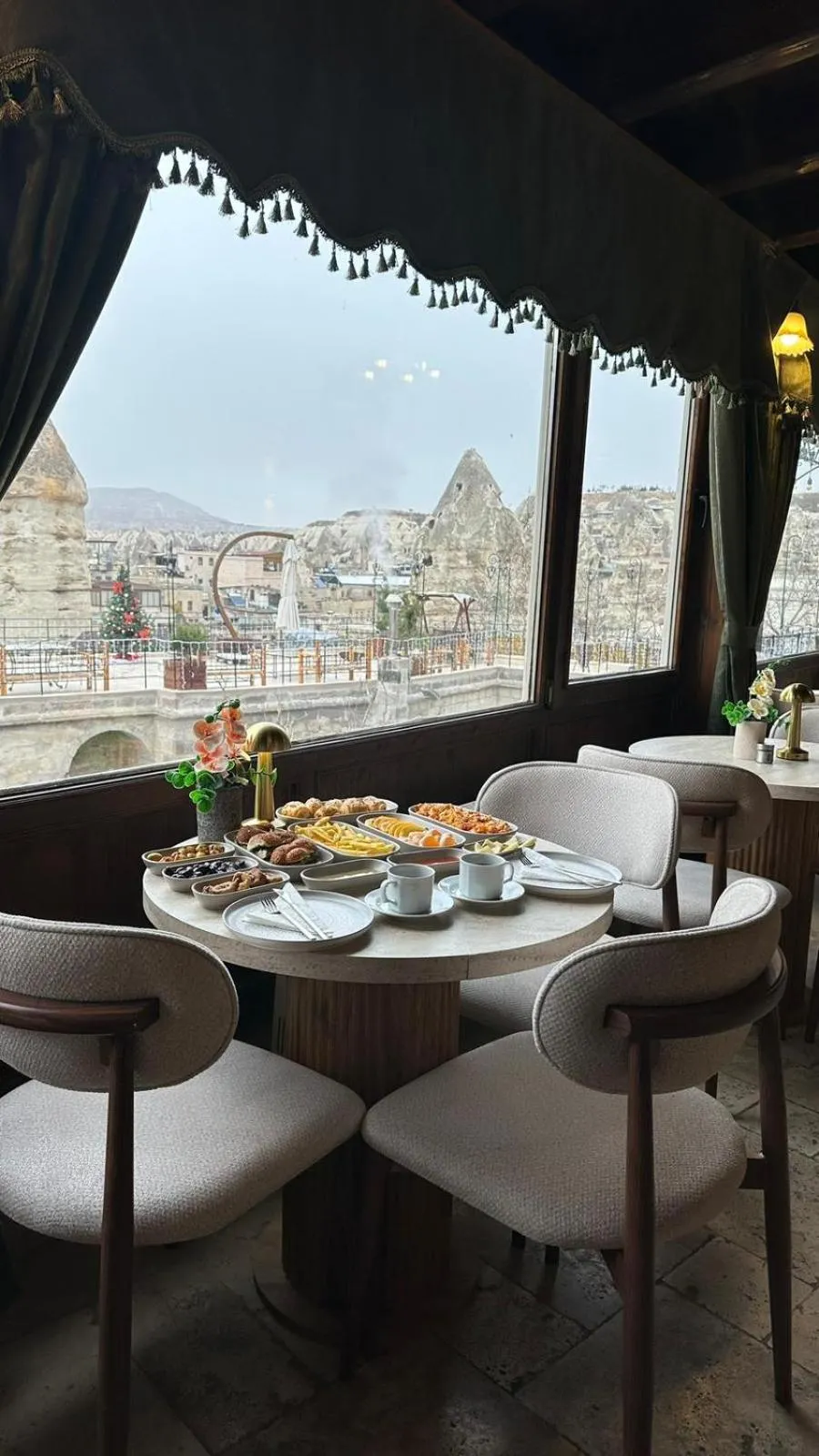 Restaurant/places to eat in Century Cave Hotel