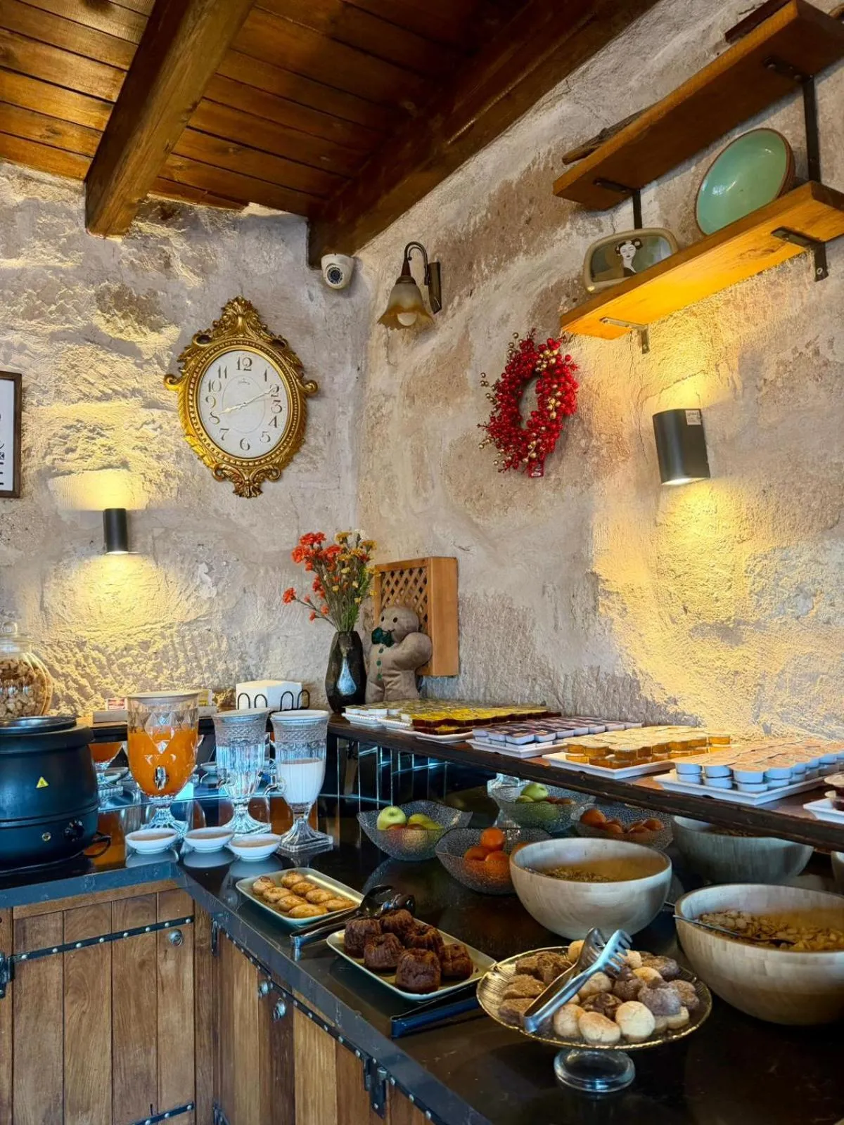 Restaurant/places to eat in Century Cave Hotel