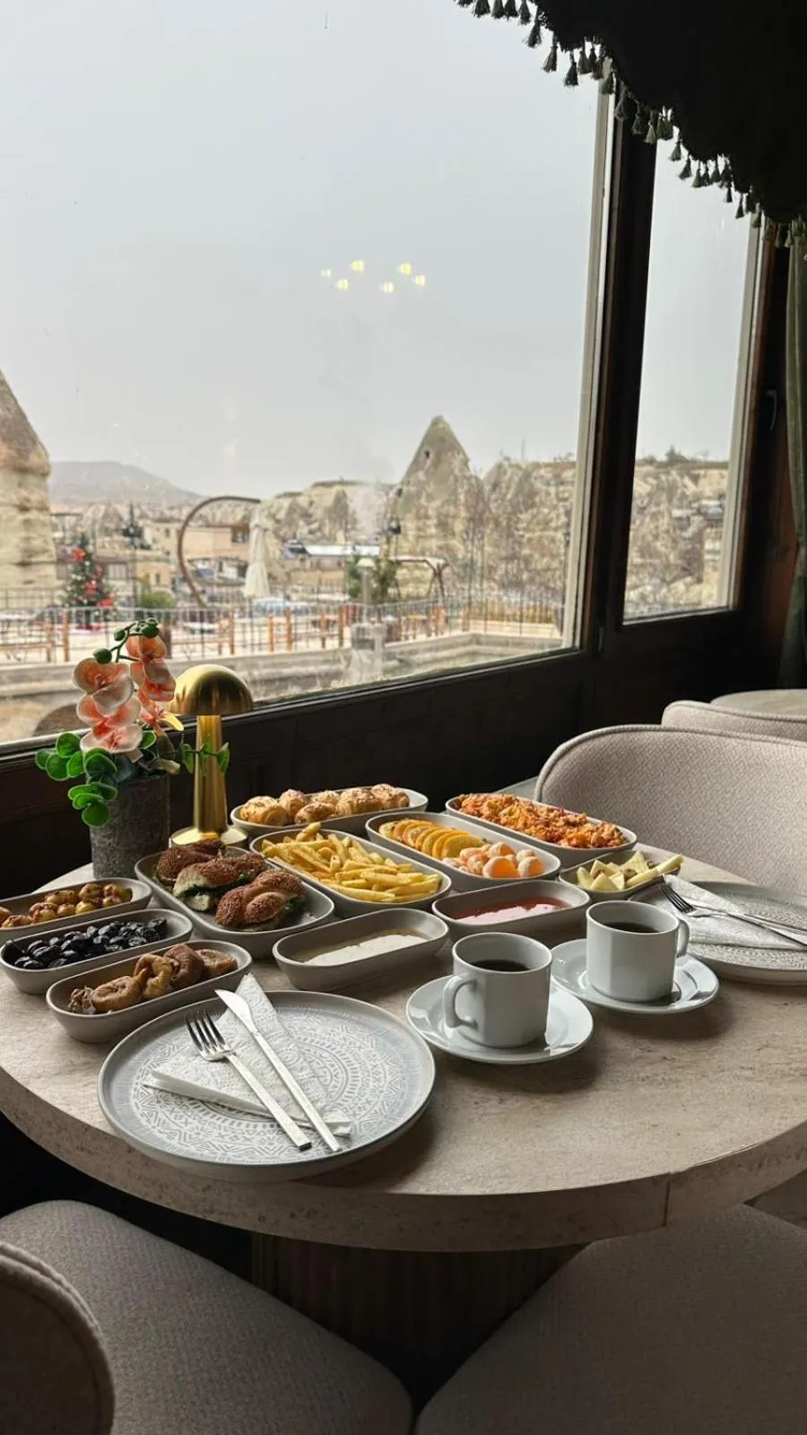 Restaurant/places to eat in Century Cave Hotel