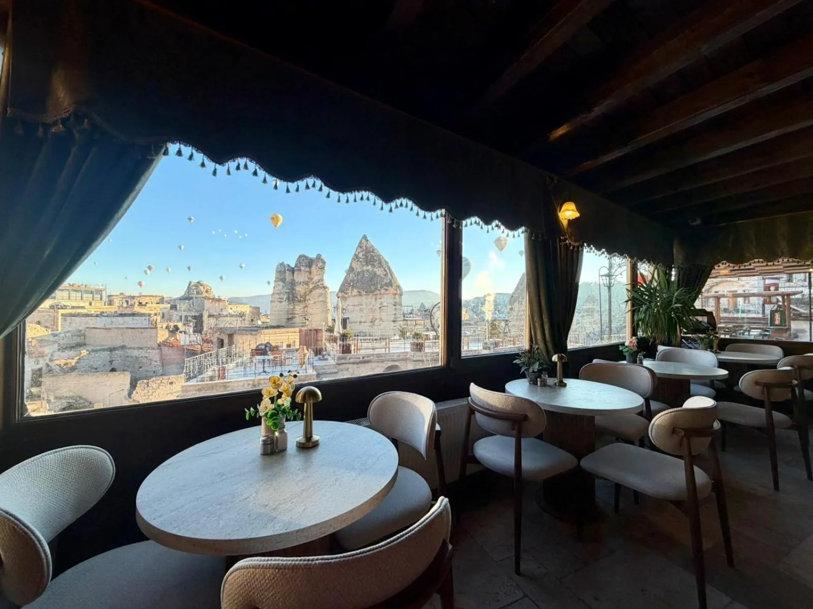 Restaurant/places to eat in Century Cave Hotel