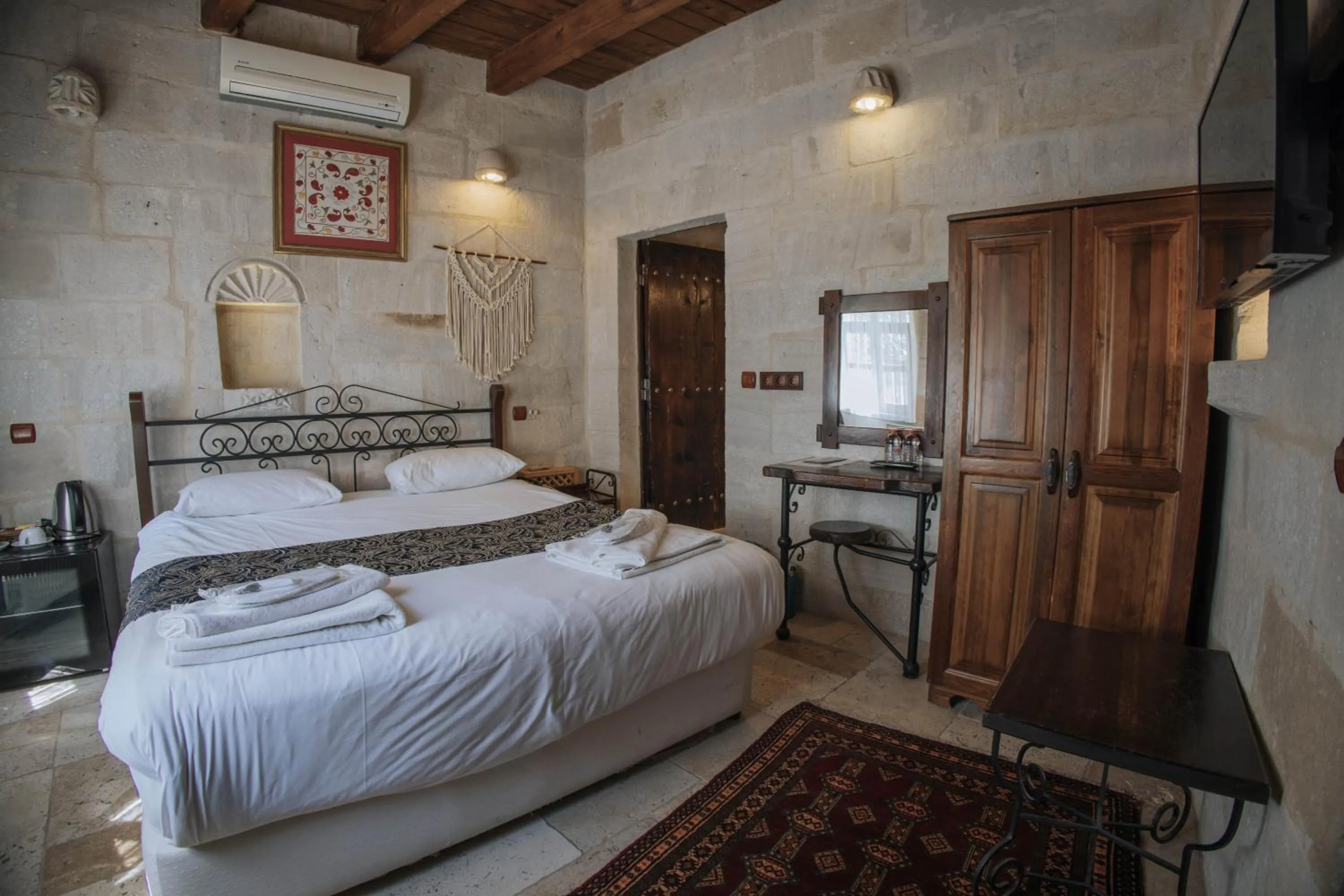 Photo of the whole room, Bed in Century Cave Hotel