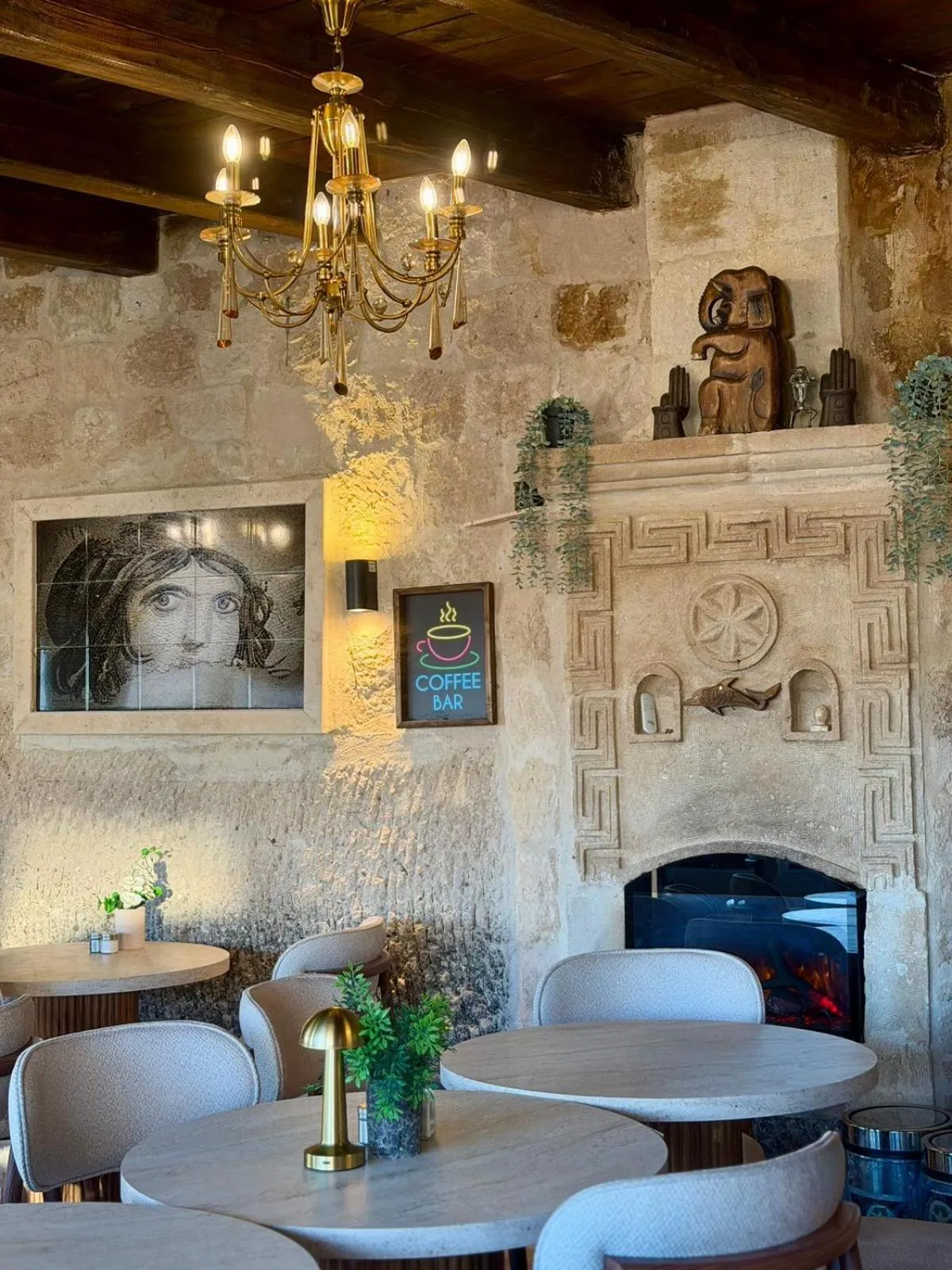 Restaurant/places to eat in Century Cave Hotel