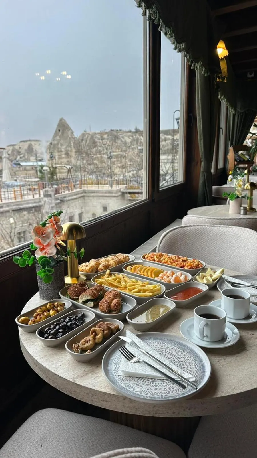 Restaurant/places to eat in Century Cave Hotel