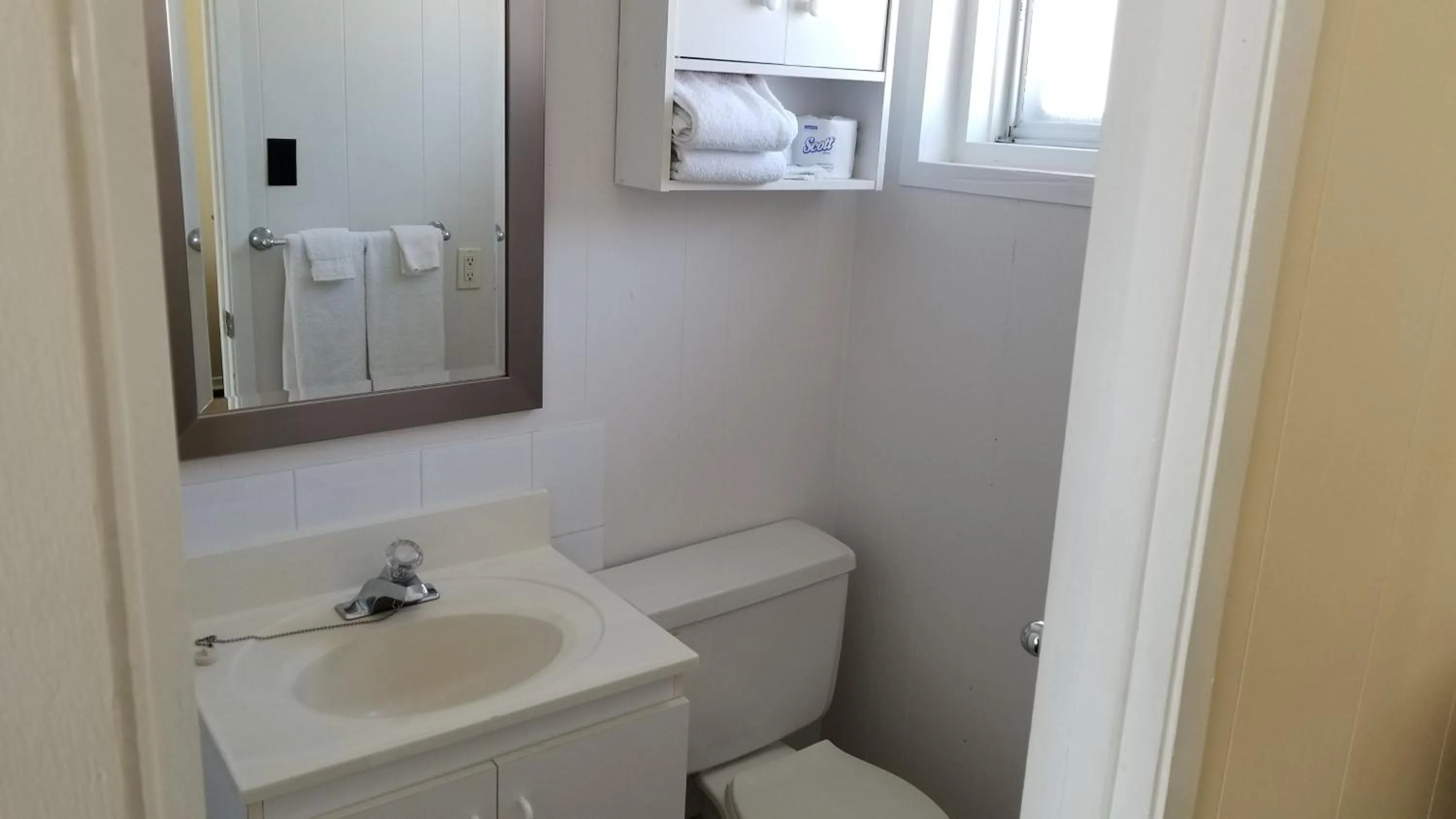 Bathroom in Wasaga Beach Inn And Cottages
