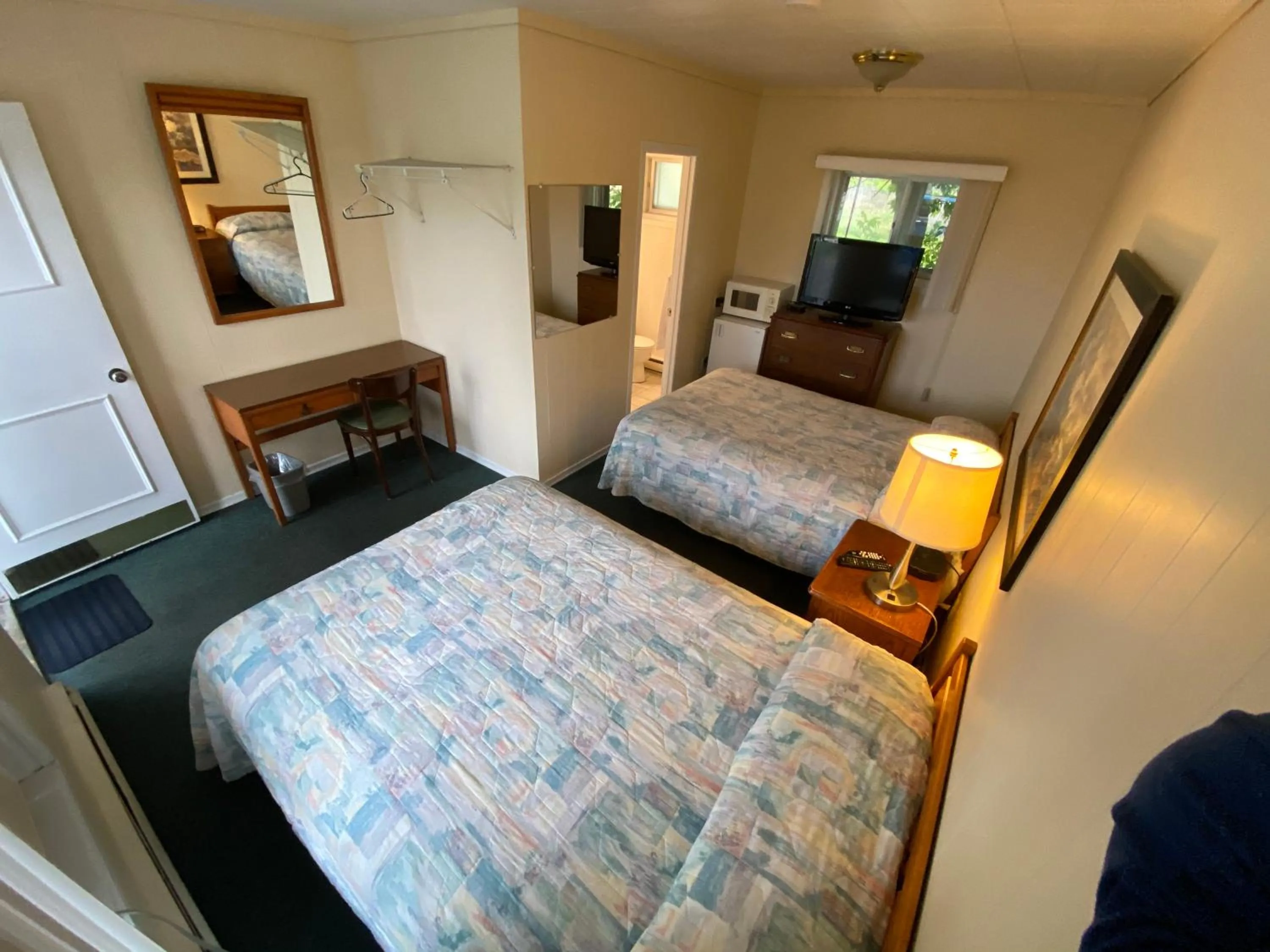 Bedroom, Bed in Wasaga Beach Inn And Cottages