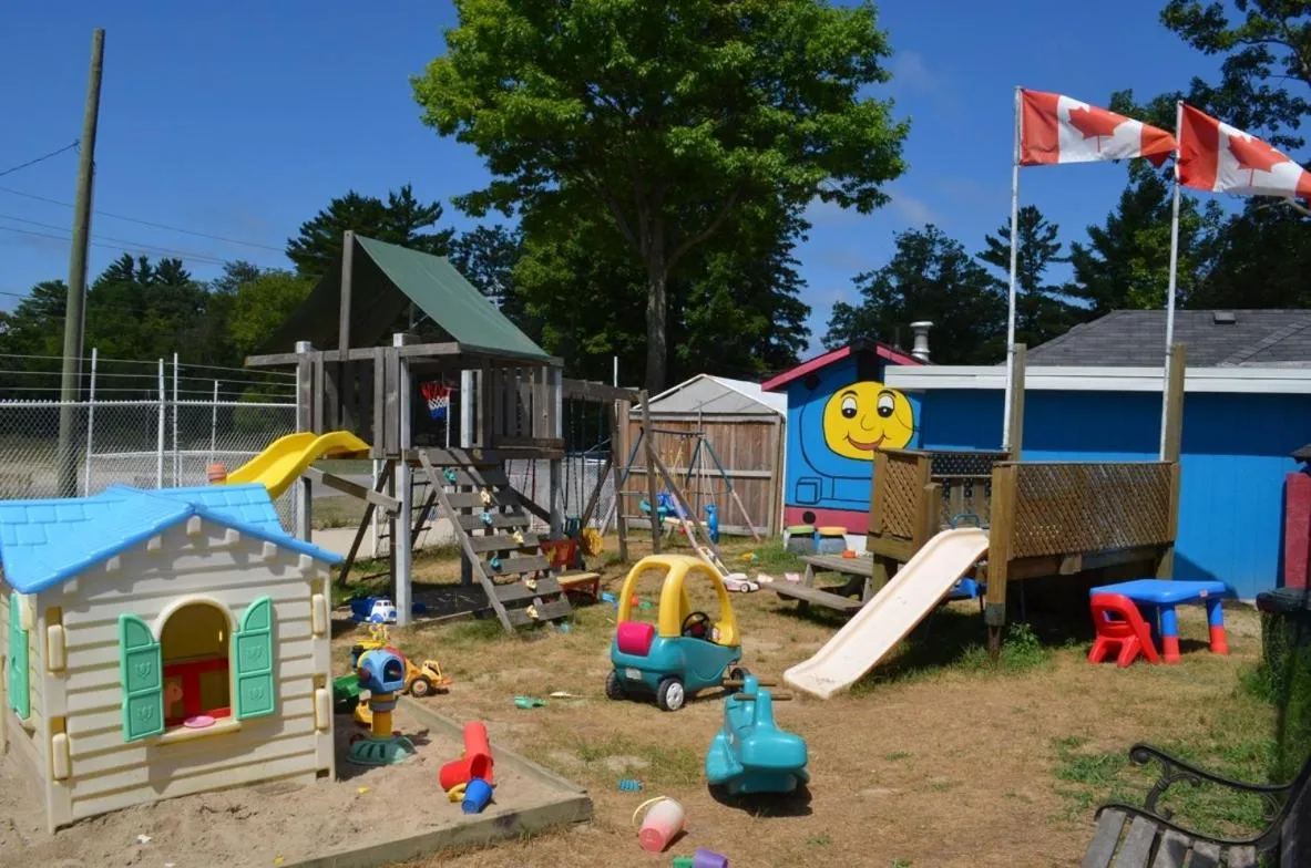 Children play ground in Wasaga Beach Inn And Cottages