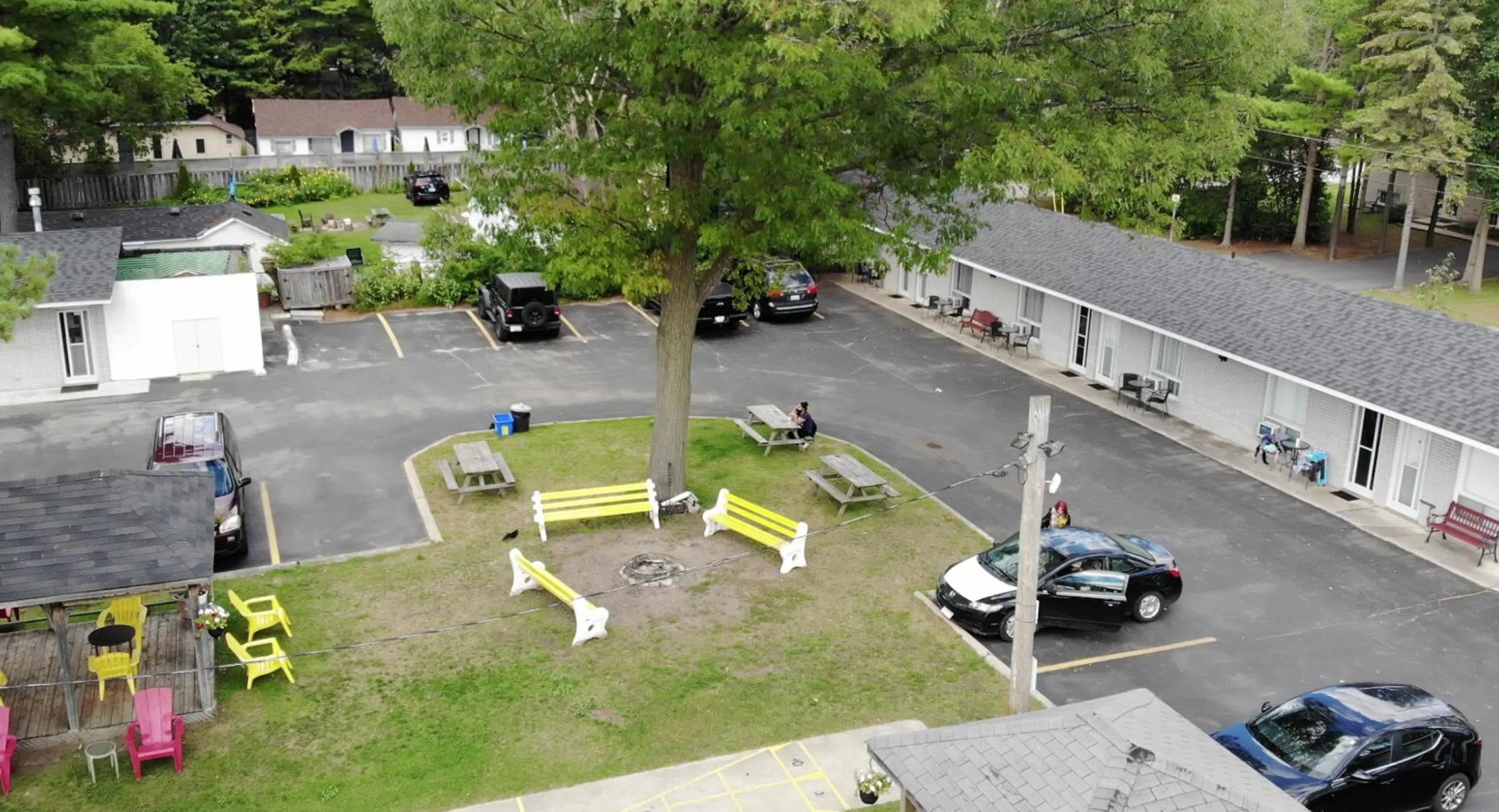 Property building in Wasaga Beach Inn And Cottages