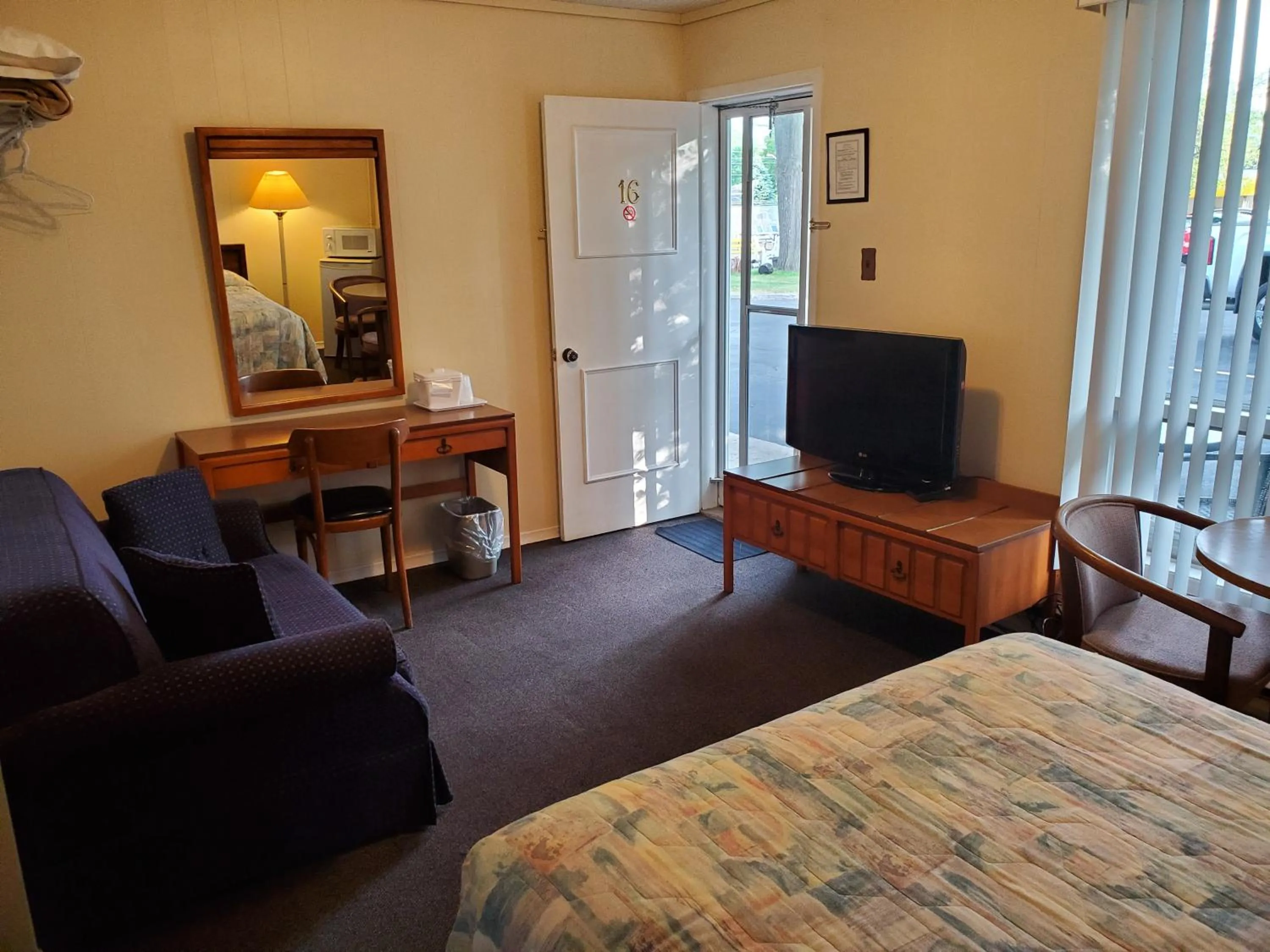 Seating area, Bed in Wasaga Beach Inn And Cottages