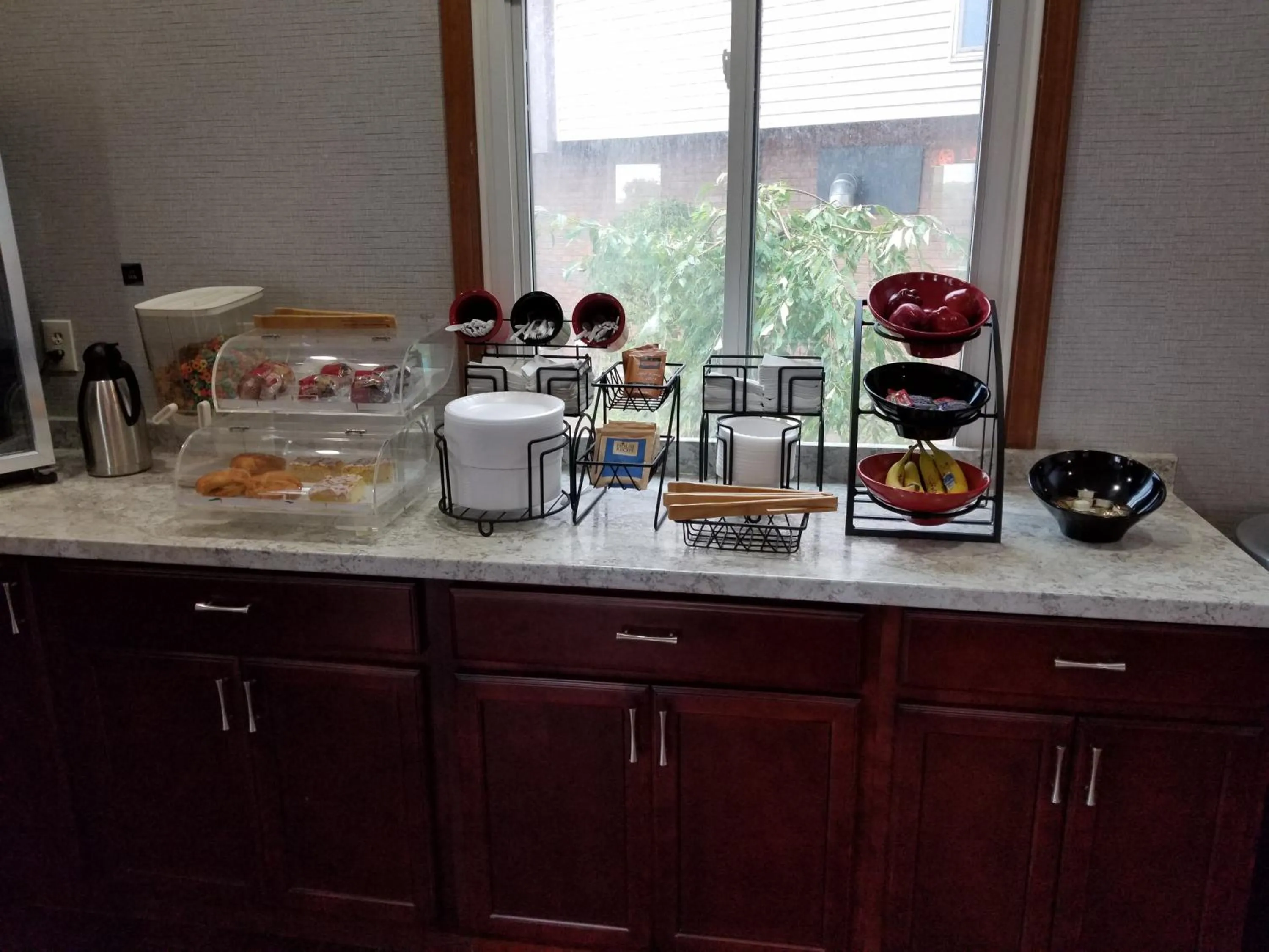 Food in AArtpark Hotel Inn at Lewsiton