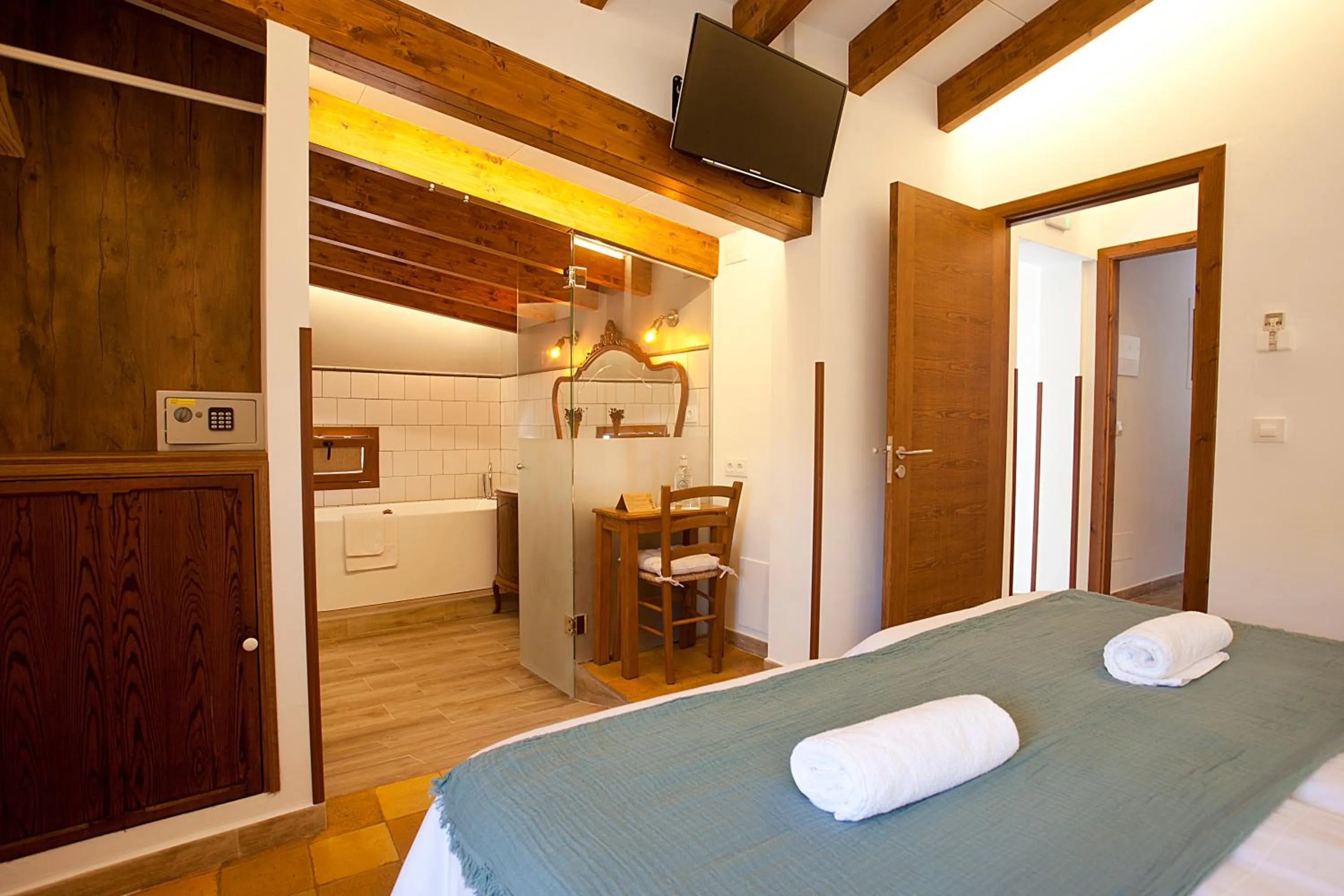 Bathroom, Bed in Casal de Petra - Rooms & Pool by My Rooms Hotels TI