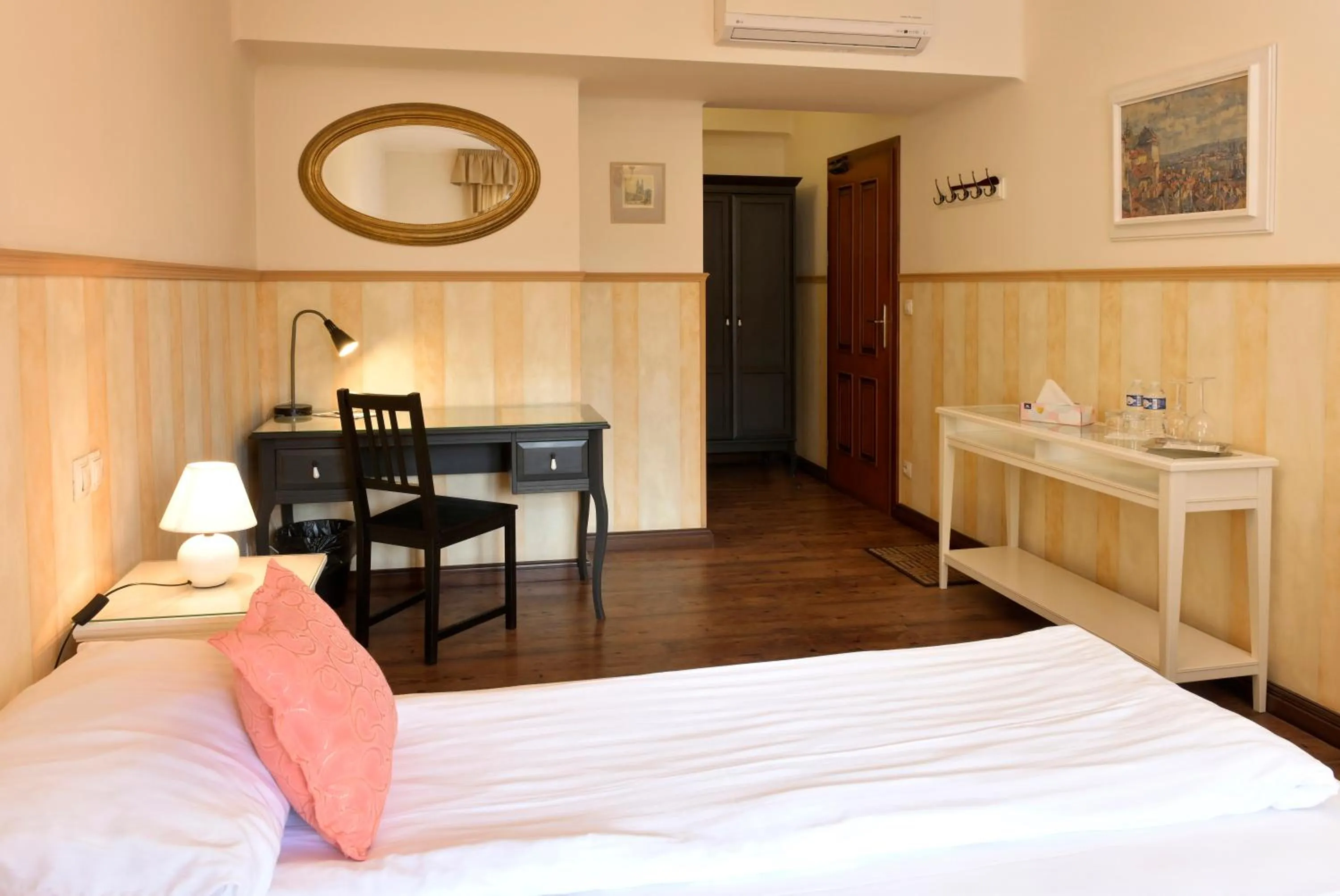 Photo of the whole room, Bed in La Fresca