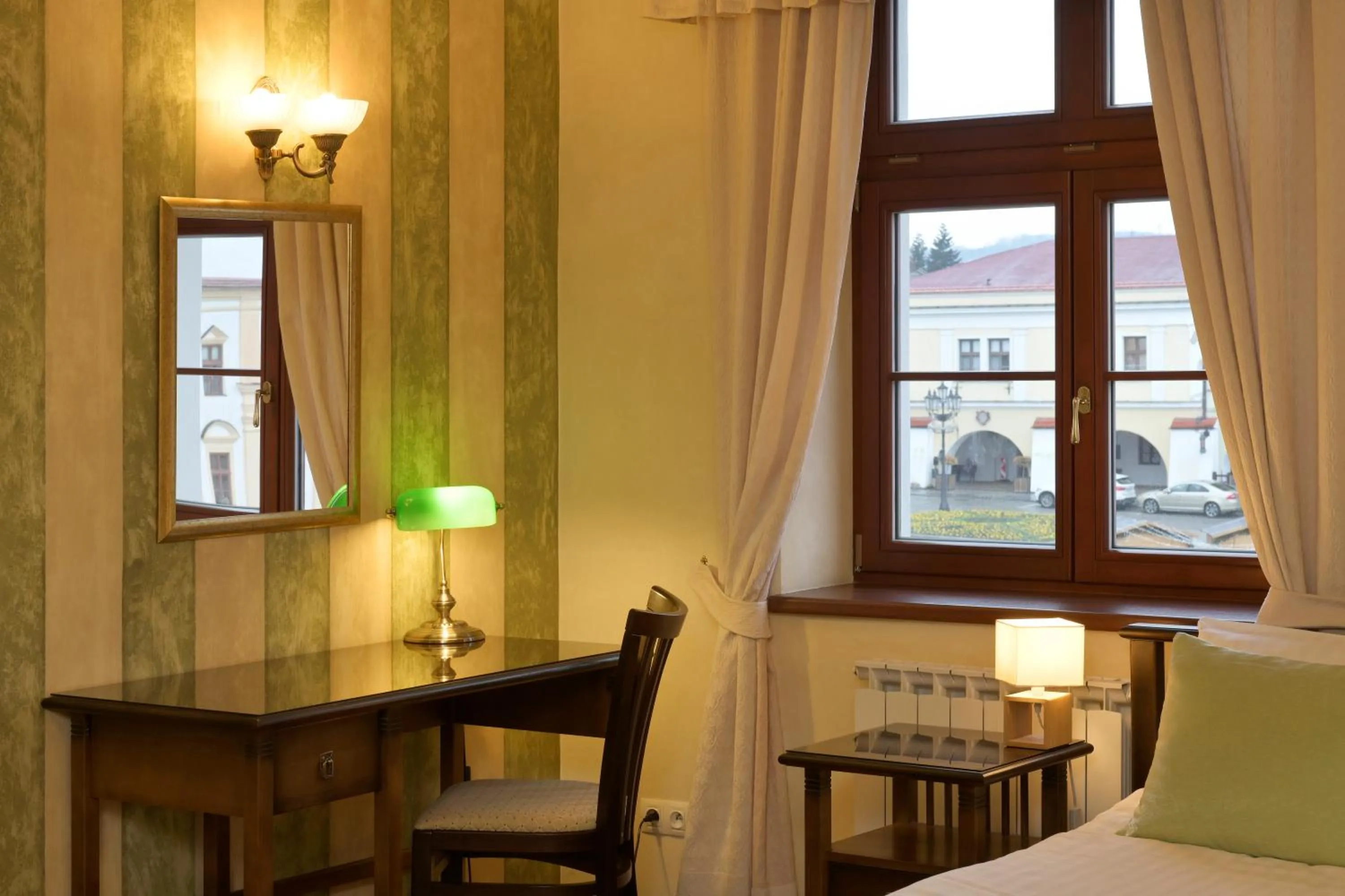 Seating area, Bed in La Fresca