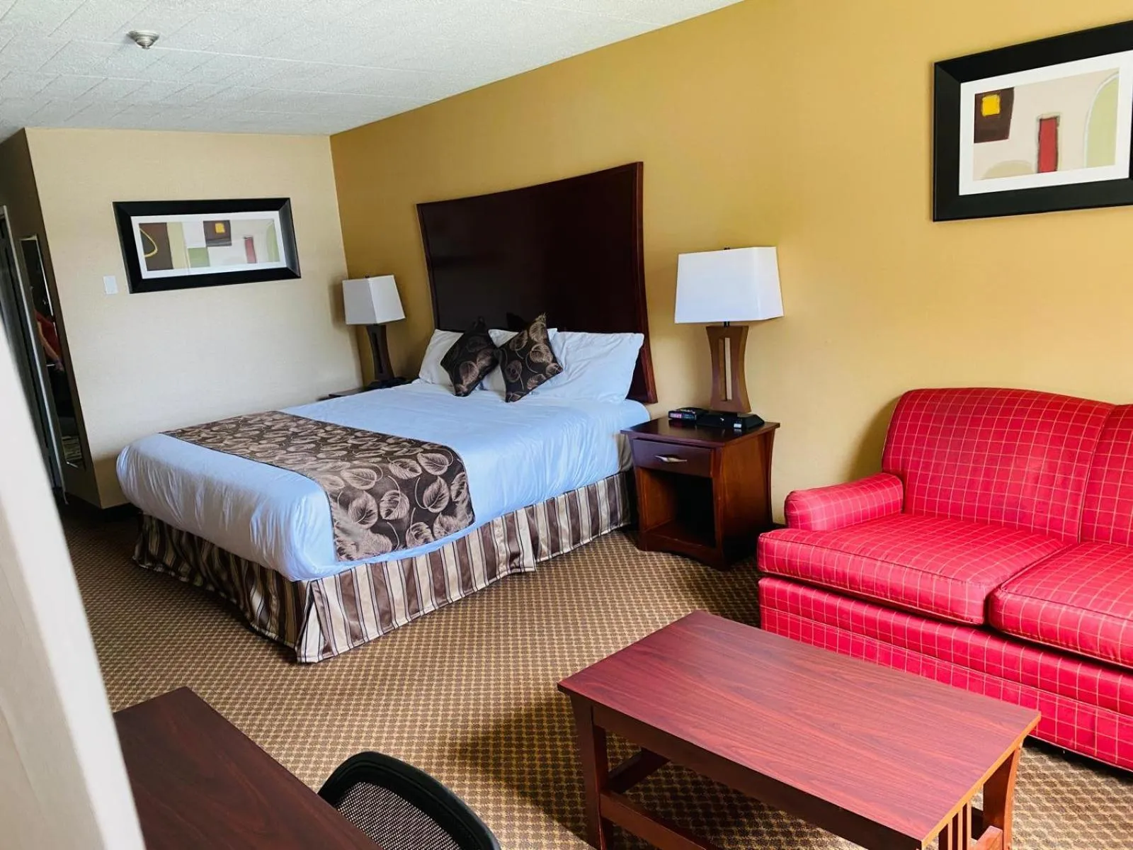 Property building, Bed in Luxury Inn