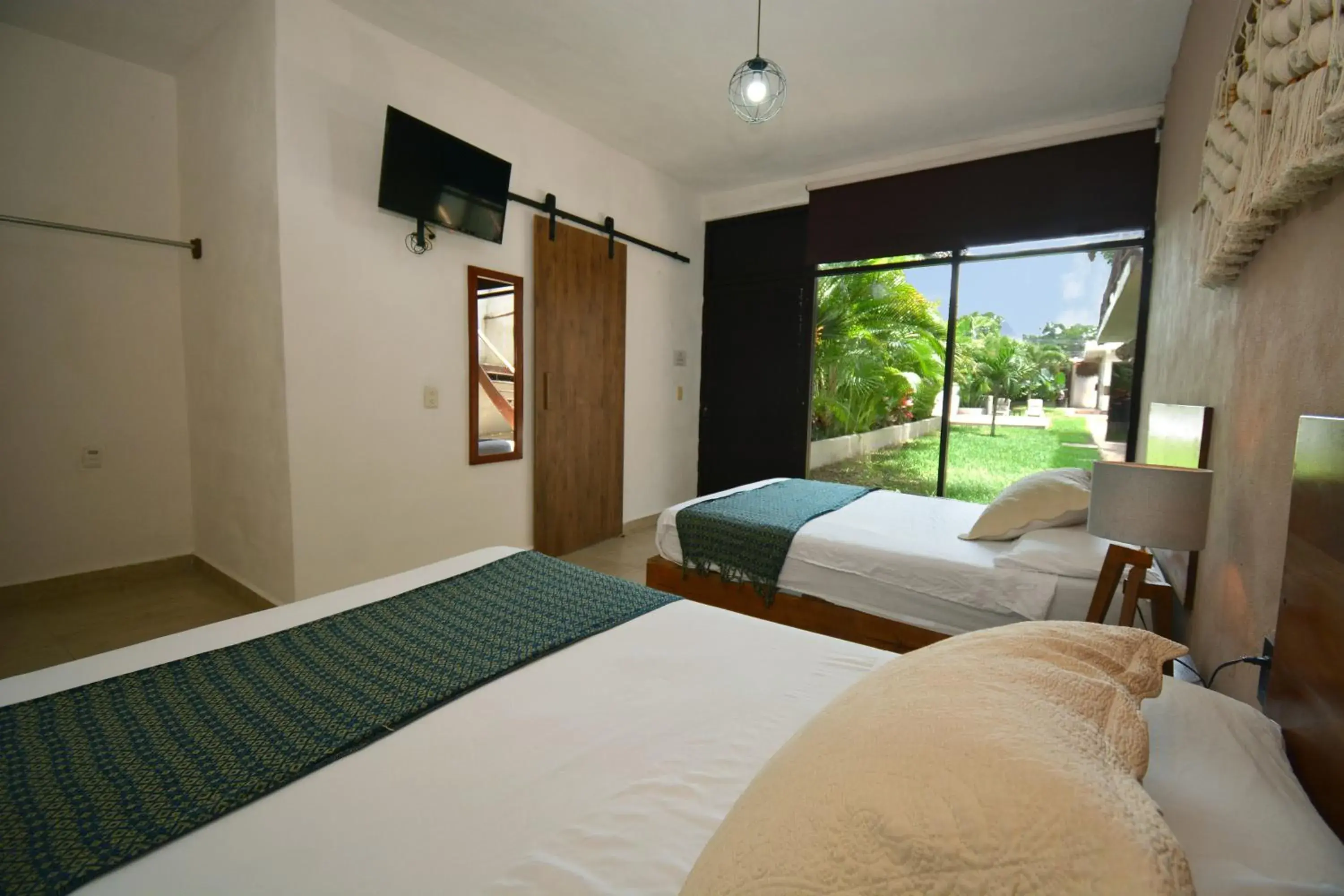 Quadruple Room with Garden View in Casa Delia Hotel Downtown Quadruple Room with Garden View in Casa Delia Hotel Downtown