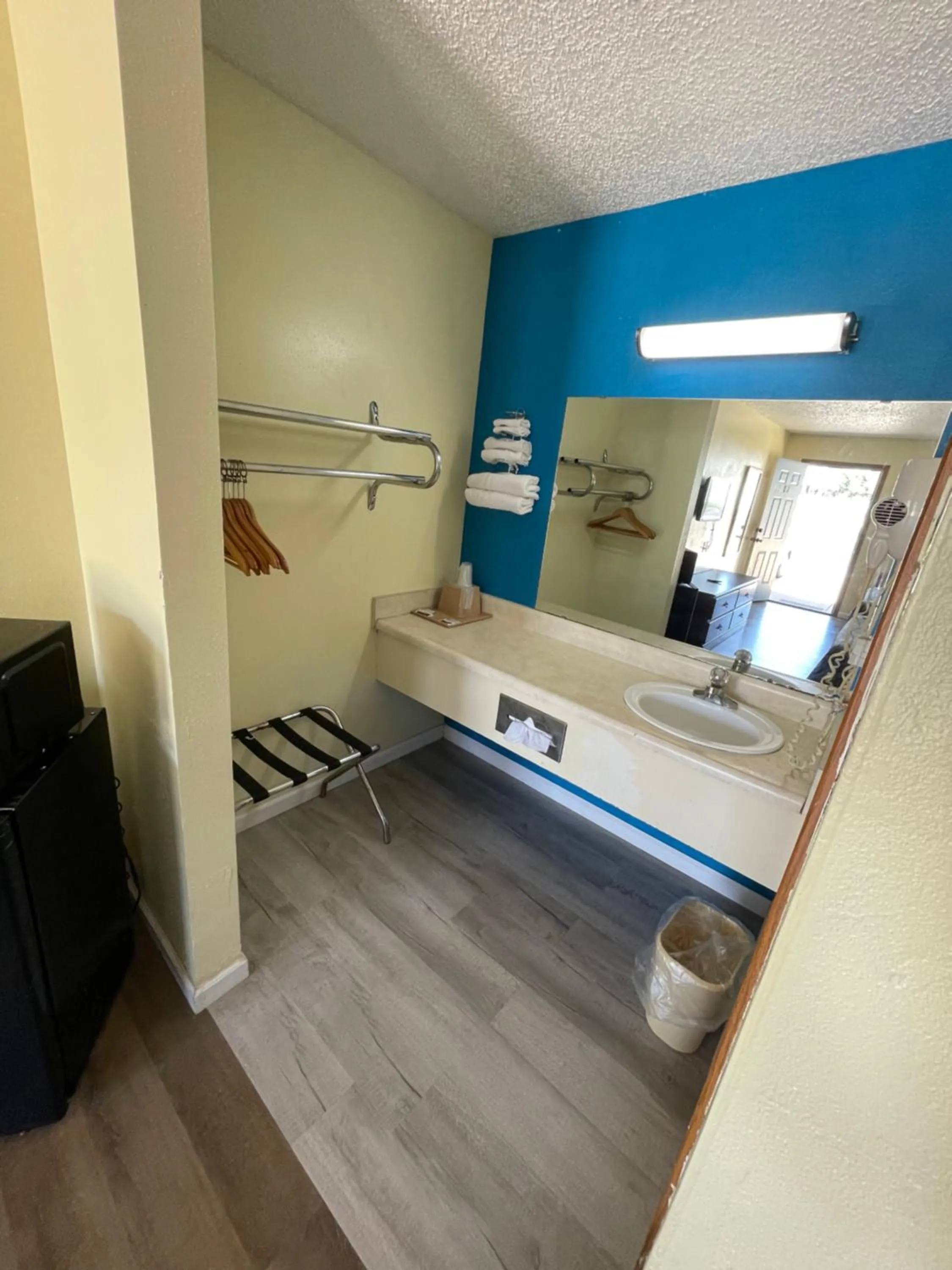 towels, Bed in Executive Inn