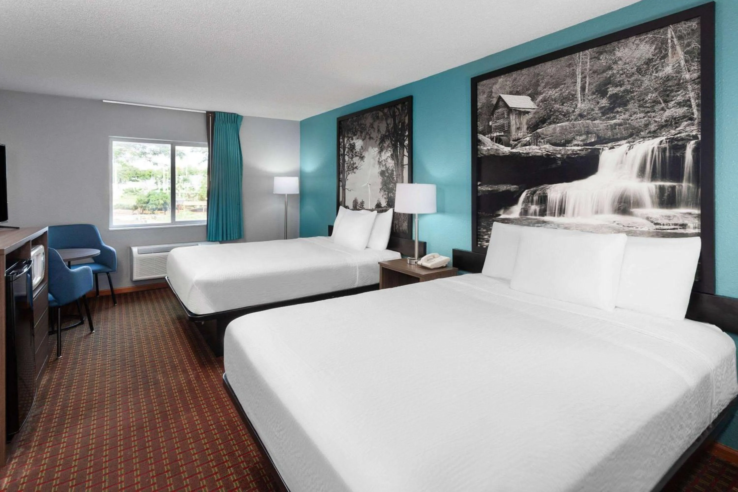 Photo of the whole room, Bed in Super 8 by Wyndham McHenry Fox Lake Area