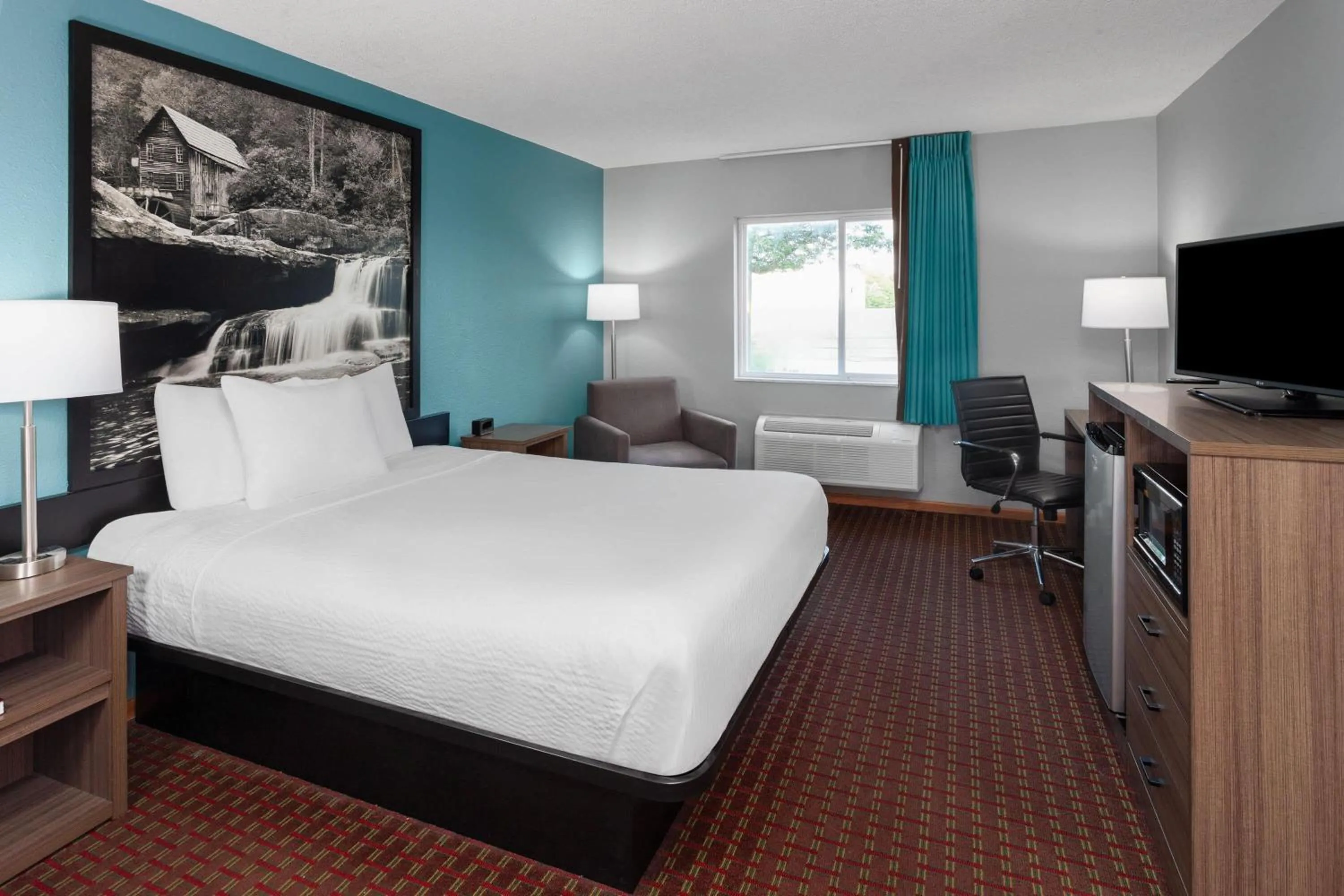 Photo of the whole room, Bed in Super 8 by Wyndham McHenry Fox Lake Area
