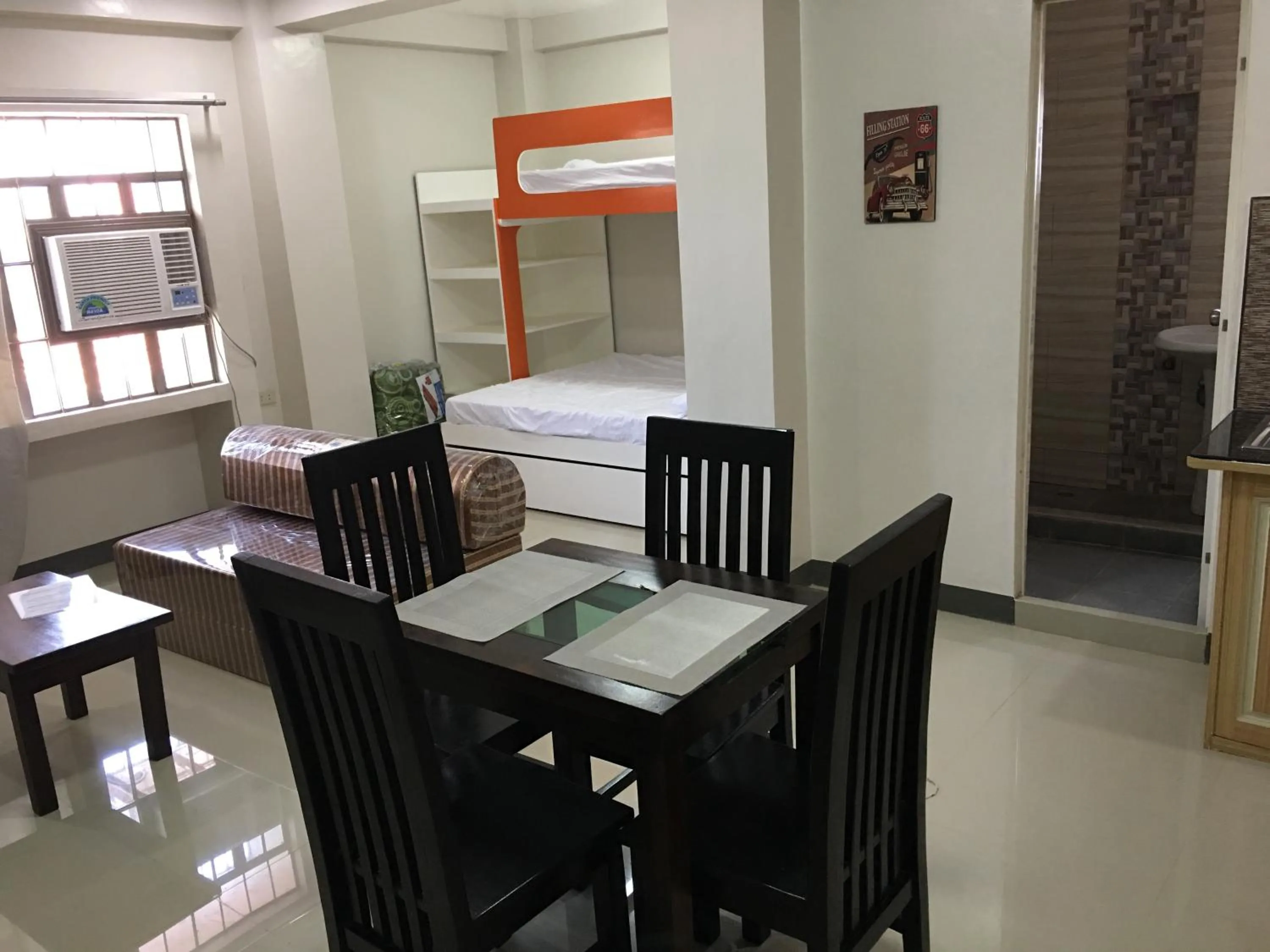 Dining area in Beinte Singko de Marso Apartments
