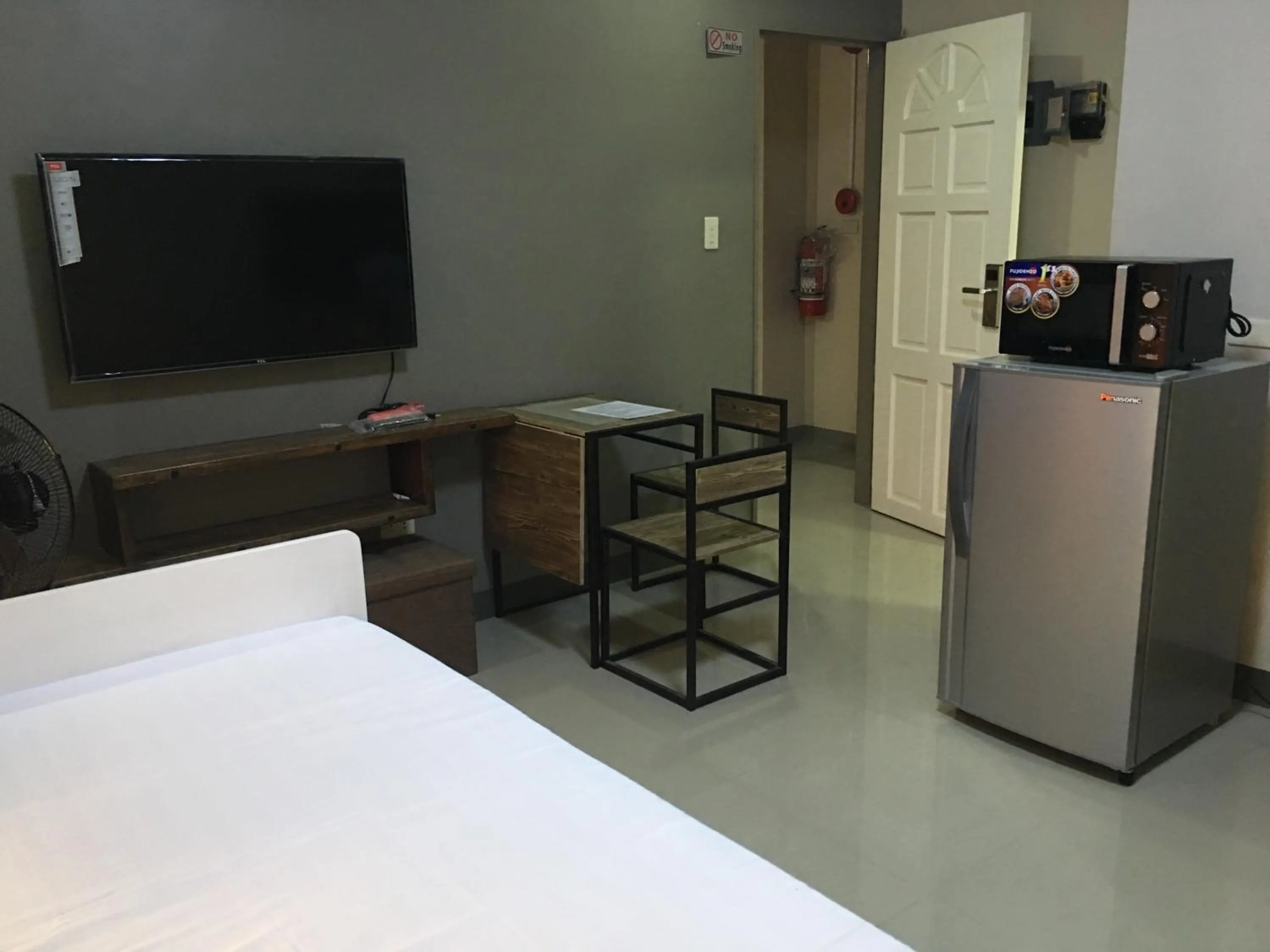 TV and multimedia, Bed in Beinte Singko de Marso Apartments